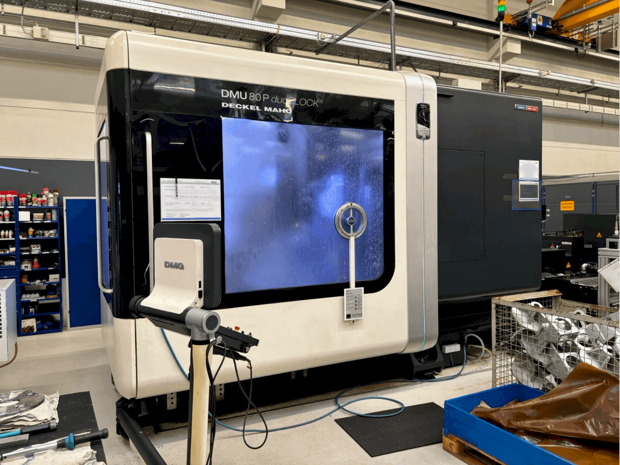 Vista frontal de la máquina DMG MORI 80 P Duoblock