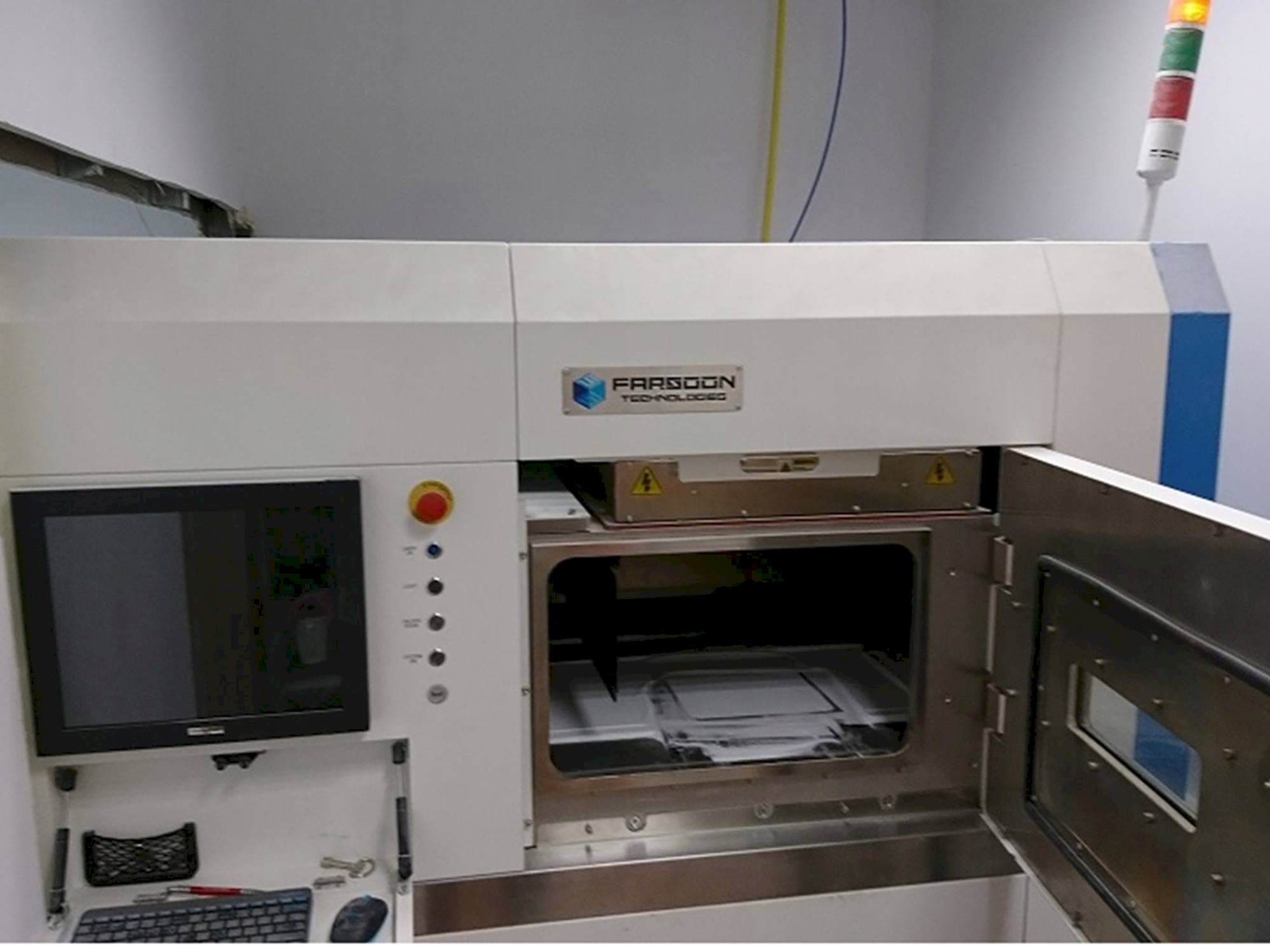 Vista frontal de la máquina FARSOON eForm