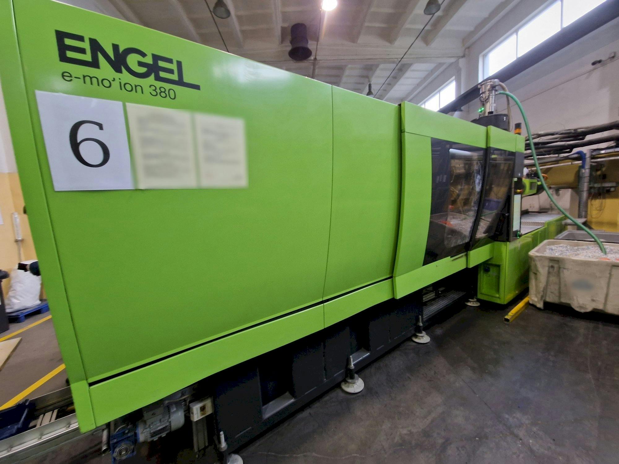 Vista frontal de la máquina Engel e-motion 2440/380 T