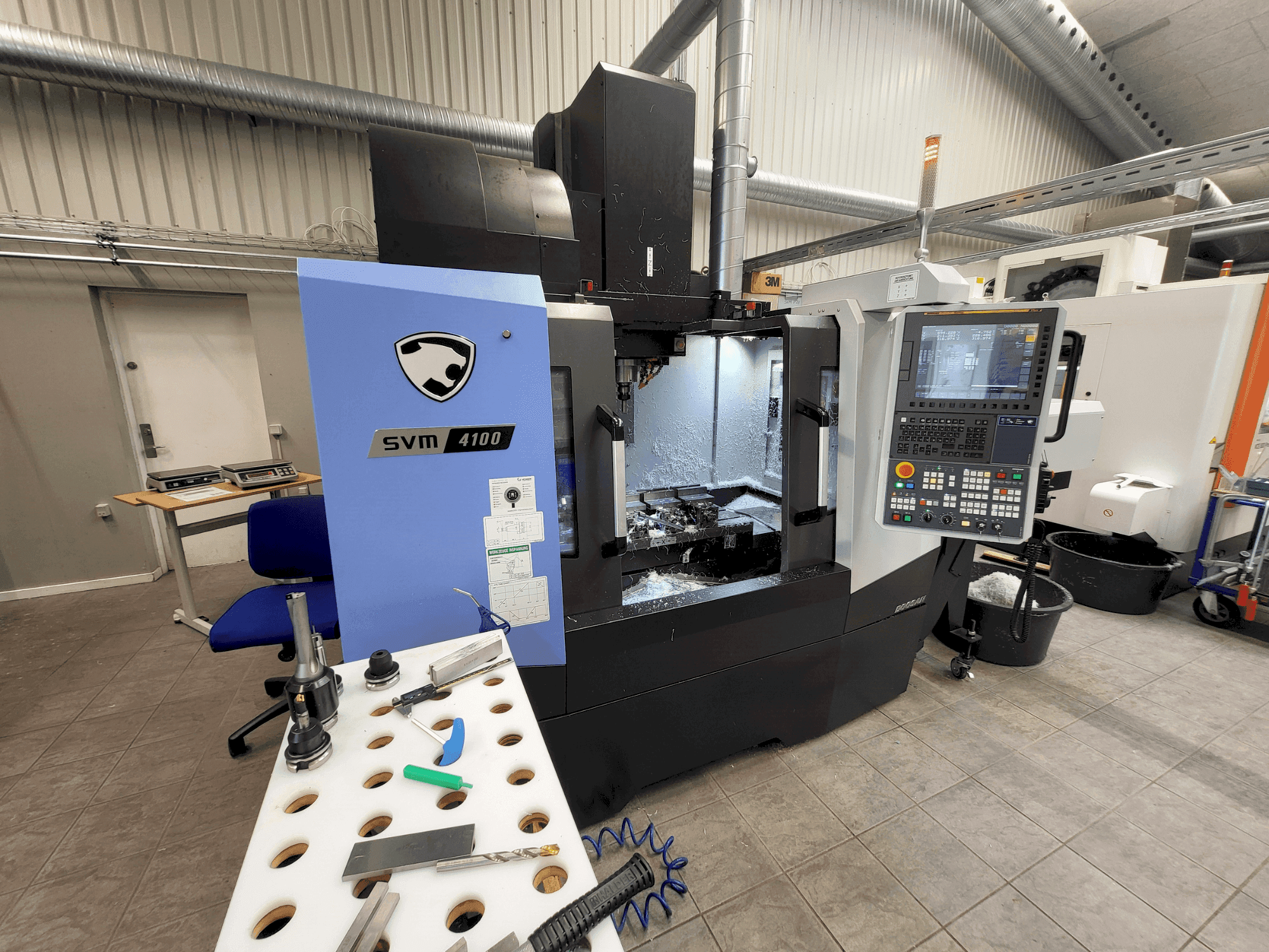 Vista frontal de la máquina DOOSAN SVM4100
