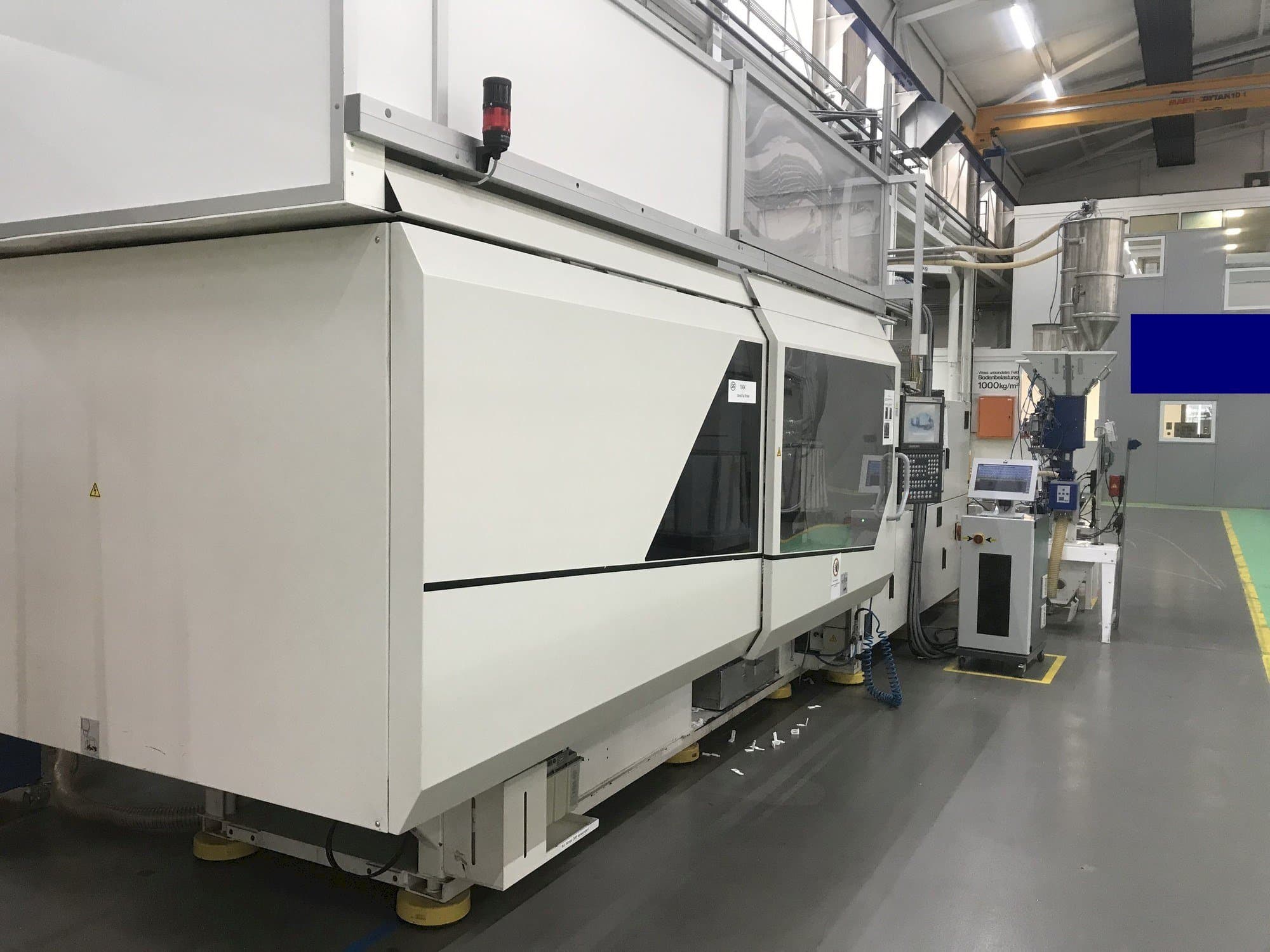 Vista frontal de la máquina DEMAG SP 350/820-2500