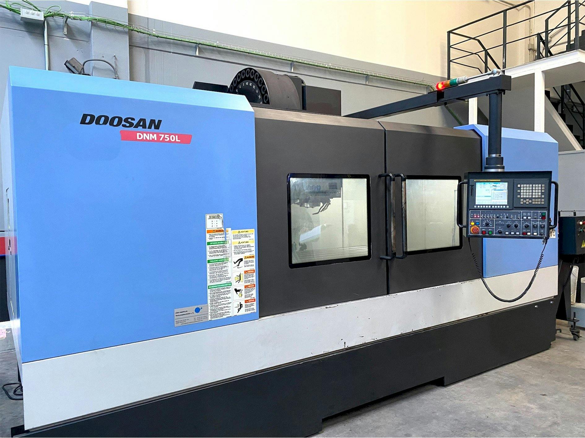 Vista frontal de la máquina Doosan DNM705L