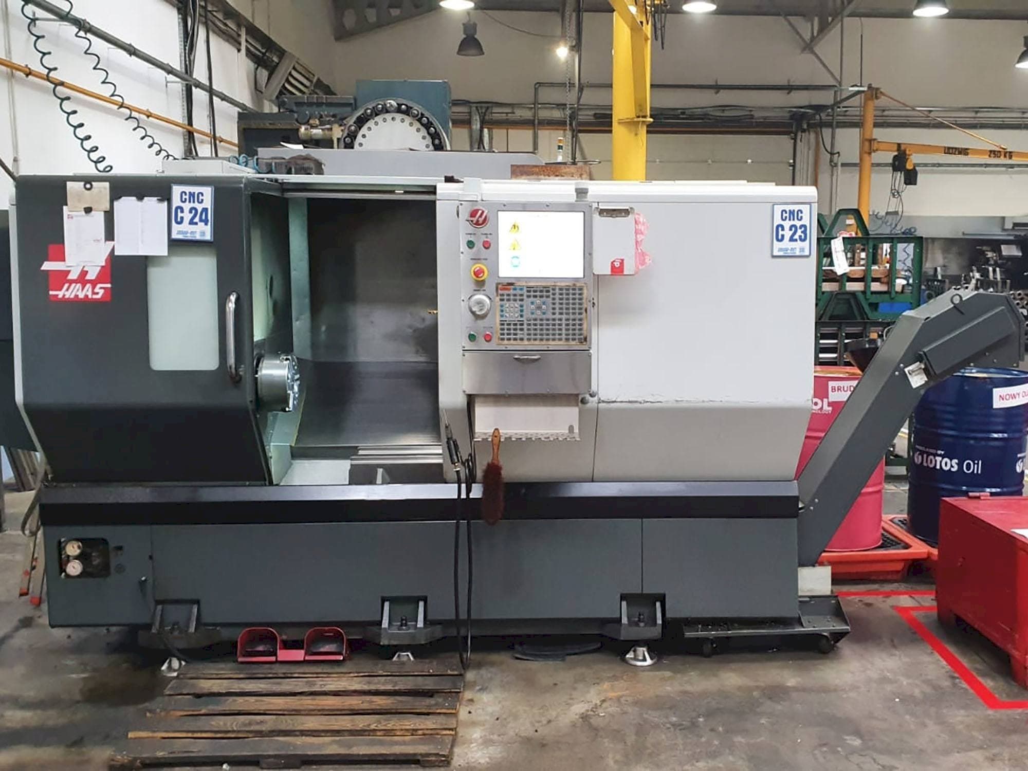 Vista frontal de la máquina HAAS ST-30