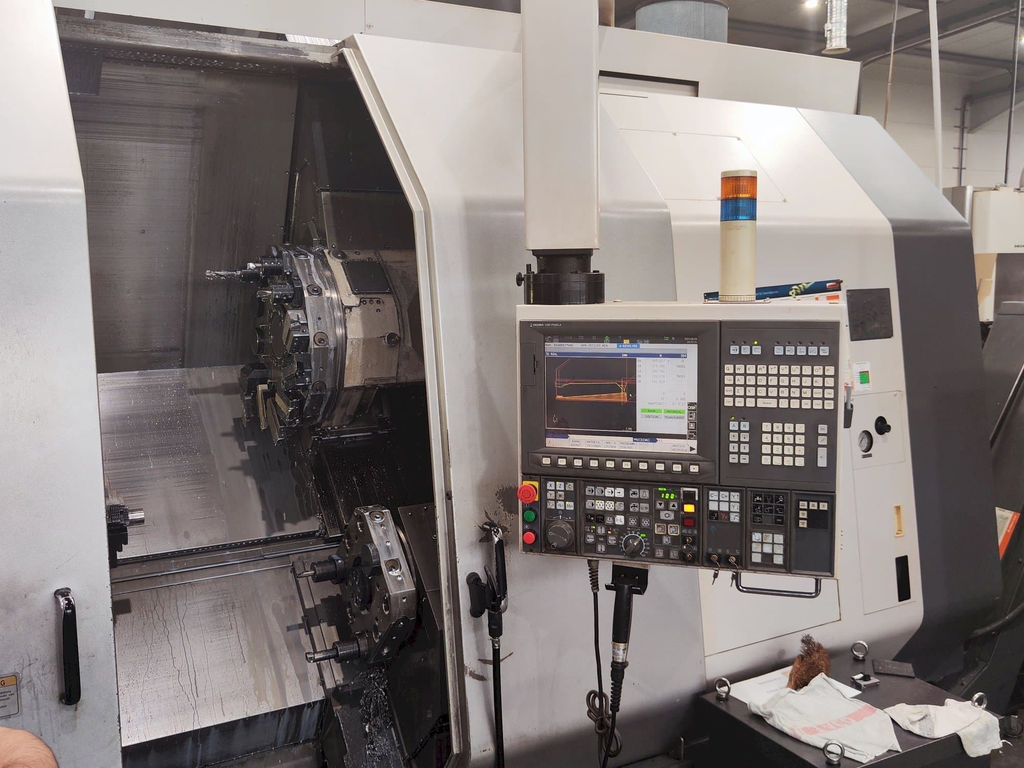 Vista frontal de la máquina Okuma LU 300 MY