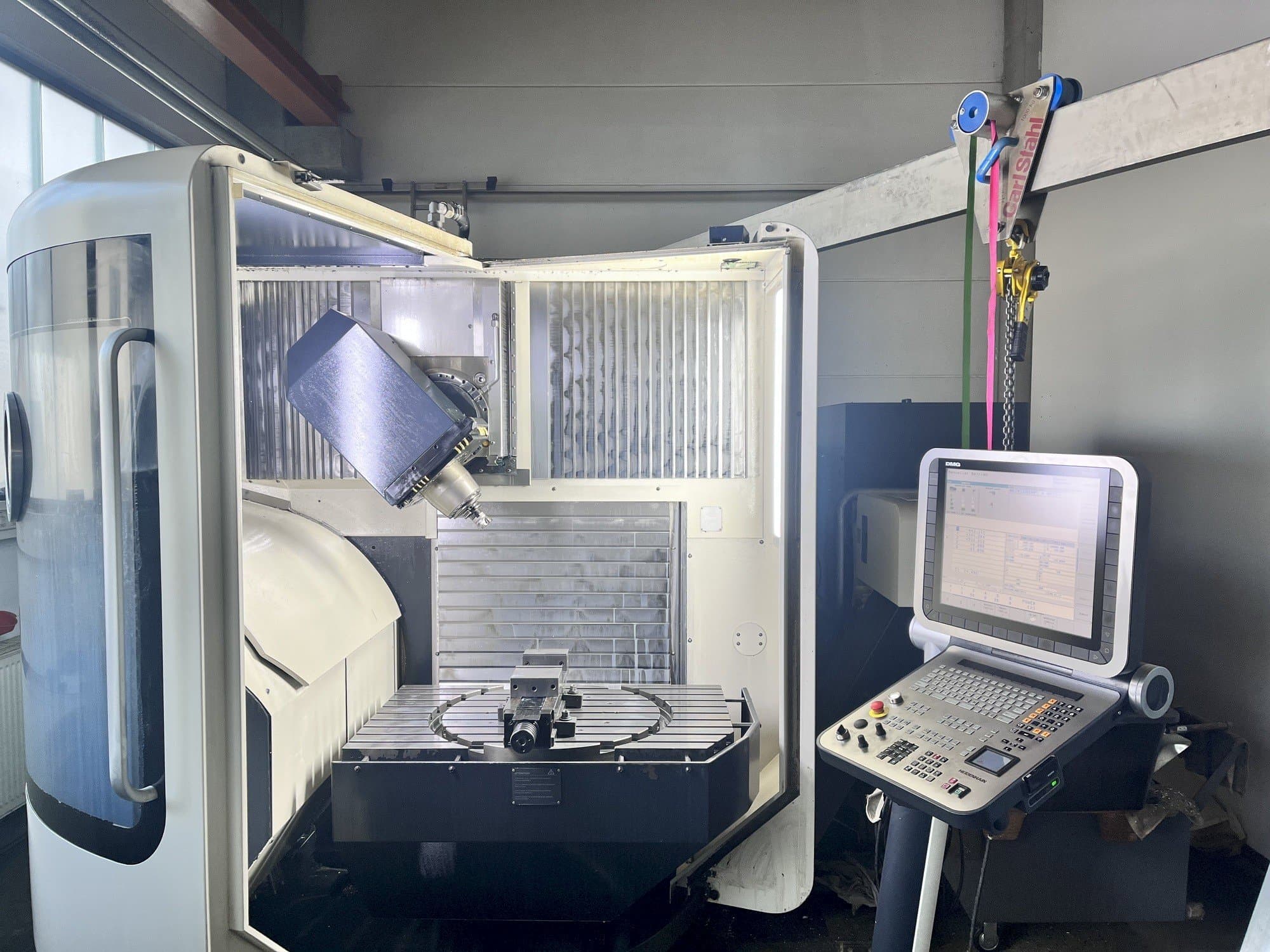 Vista frontal de la máquina DMG MORI DMU 60 monoBLOCK