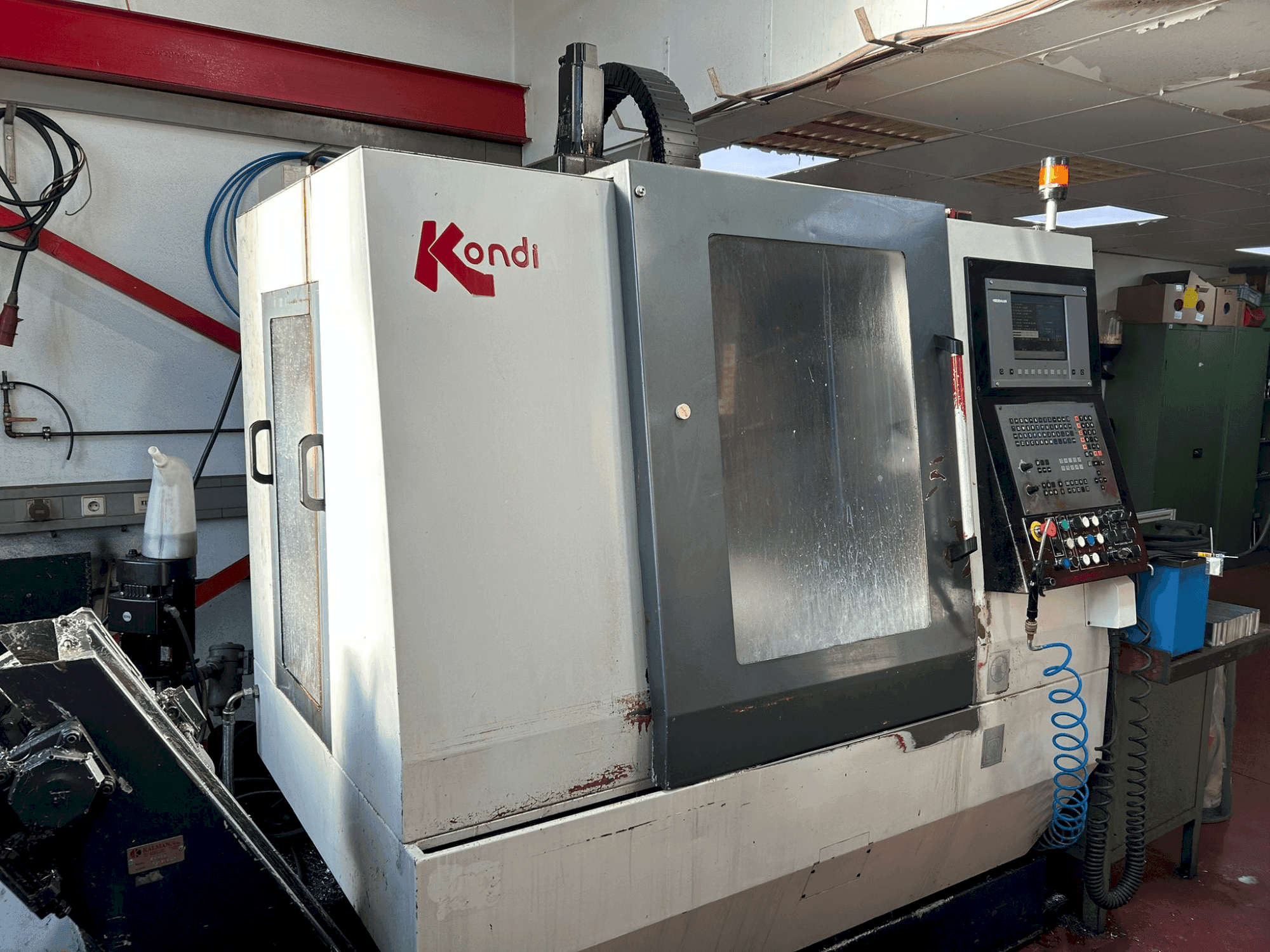 Vista frontal de la máquina KONDIA B-640