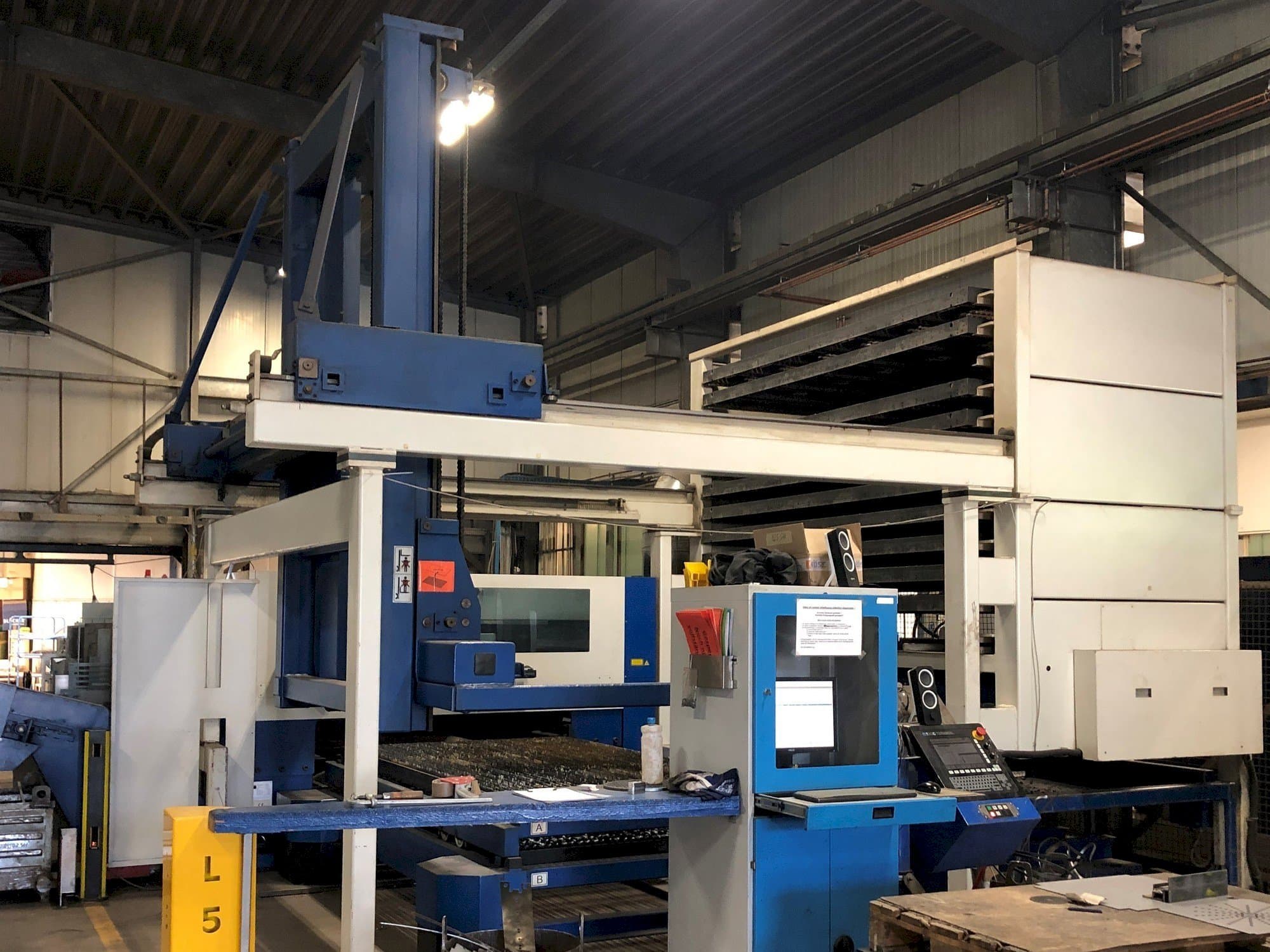 Vista frontal de la máquina Trumpf Trumatic L3050
