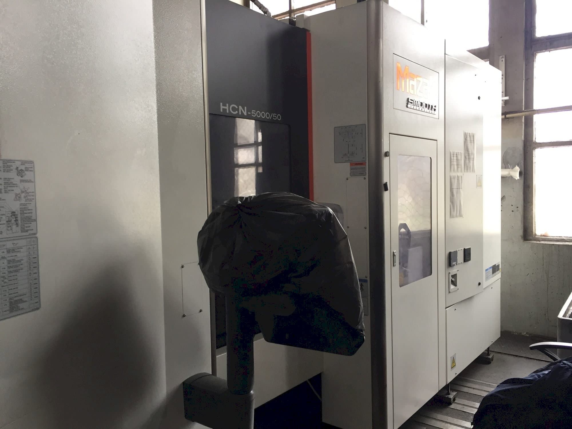 Vista frontal de la máquina Mazak HCN-5000/50