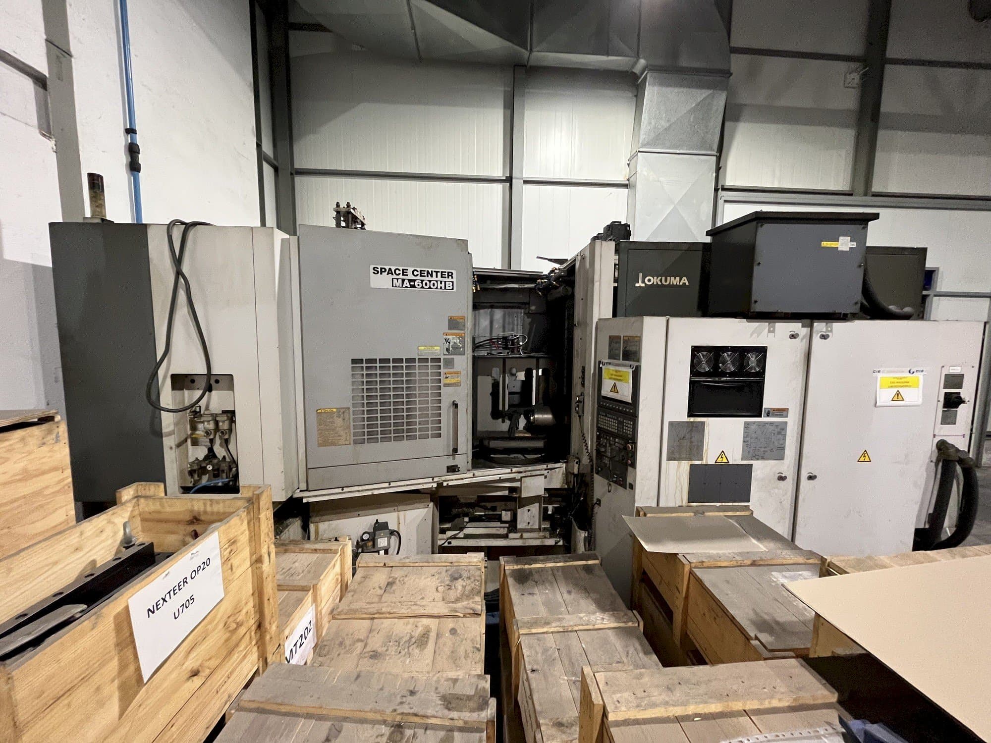 Vista frontal de la máquina Okuma MA-600HB