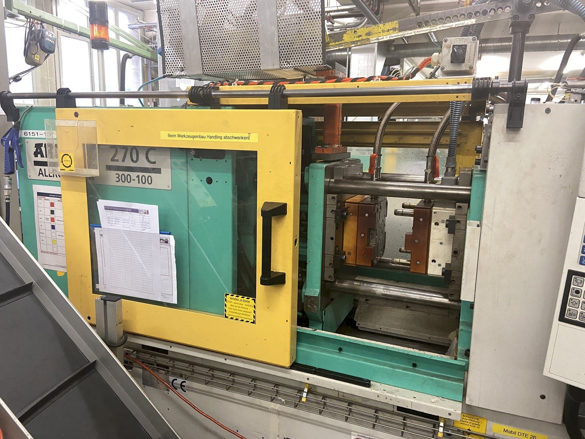 Vista frontal de la máquina Arburg 270 C 300-100