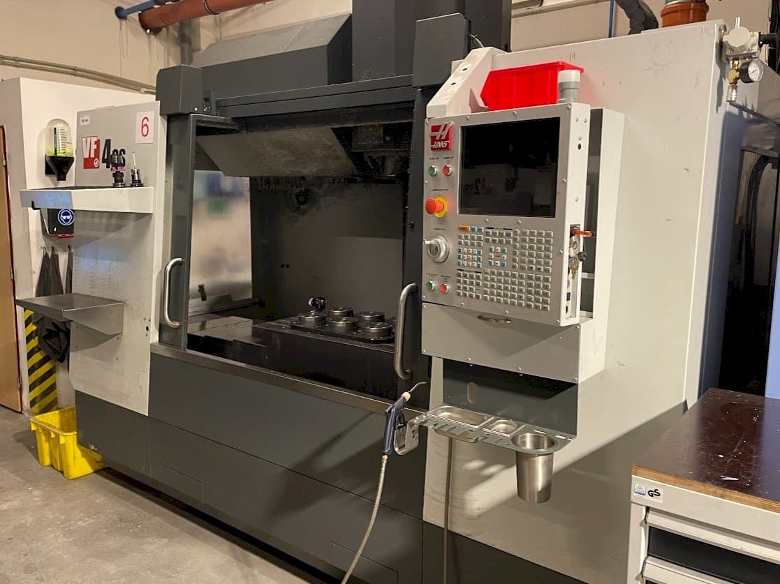Vista derecha de la máquina HAAS VF-4SS