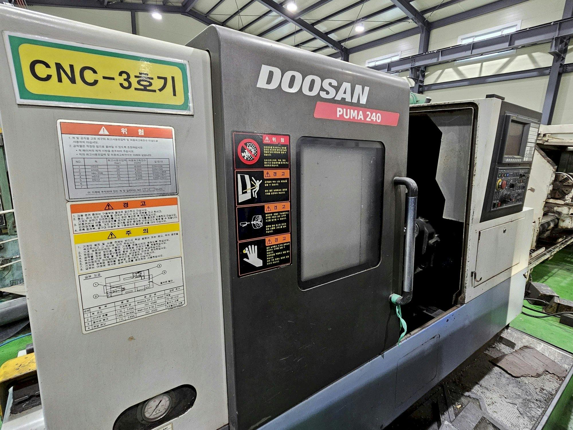 Vista frontal de la máquina Doosan Puma 240