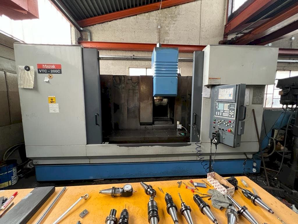 Vista frontal de la máquina Mazak VTC 200C