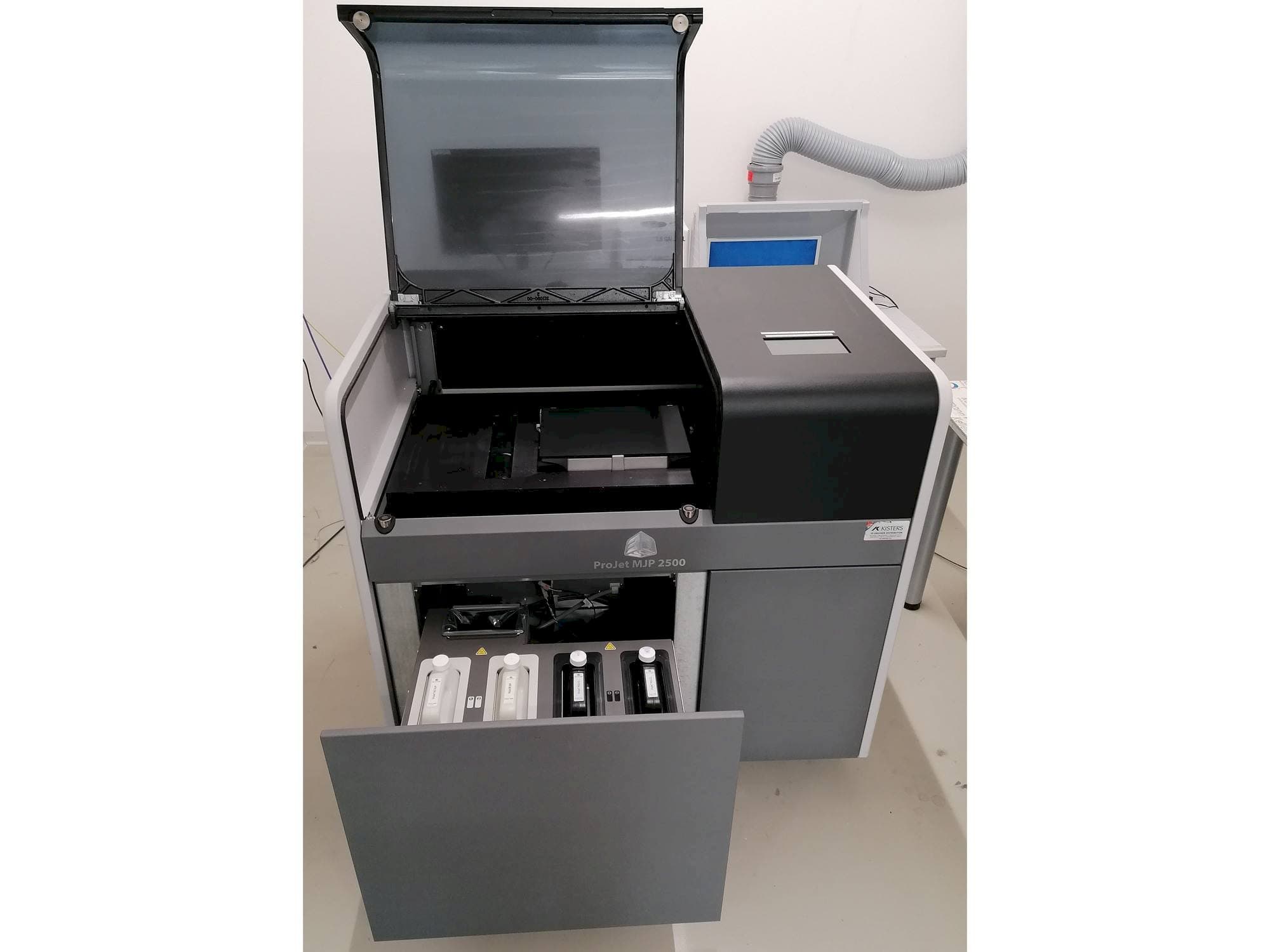 Vista frontal de la máquina 3DSYSTEMS ProJet MJP 2500Plus