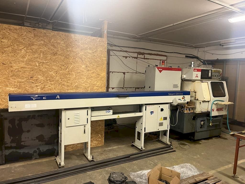 Vista frontal de la máquina KOVOSVIT MAS Numeric A26 CNC