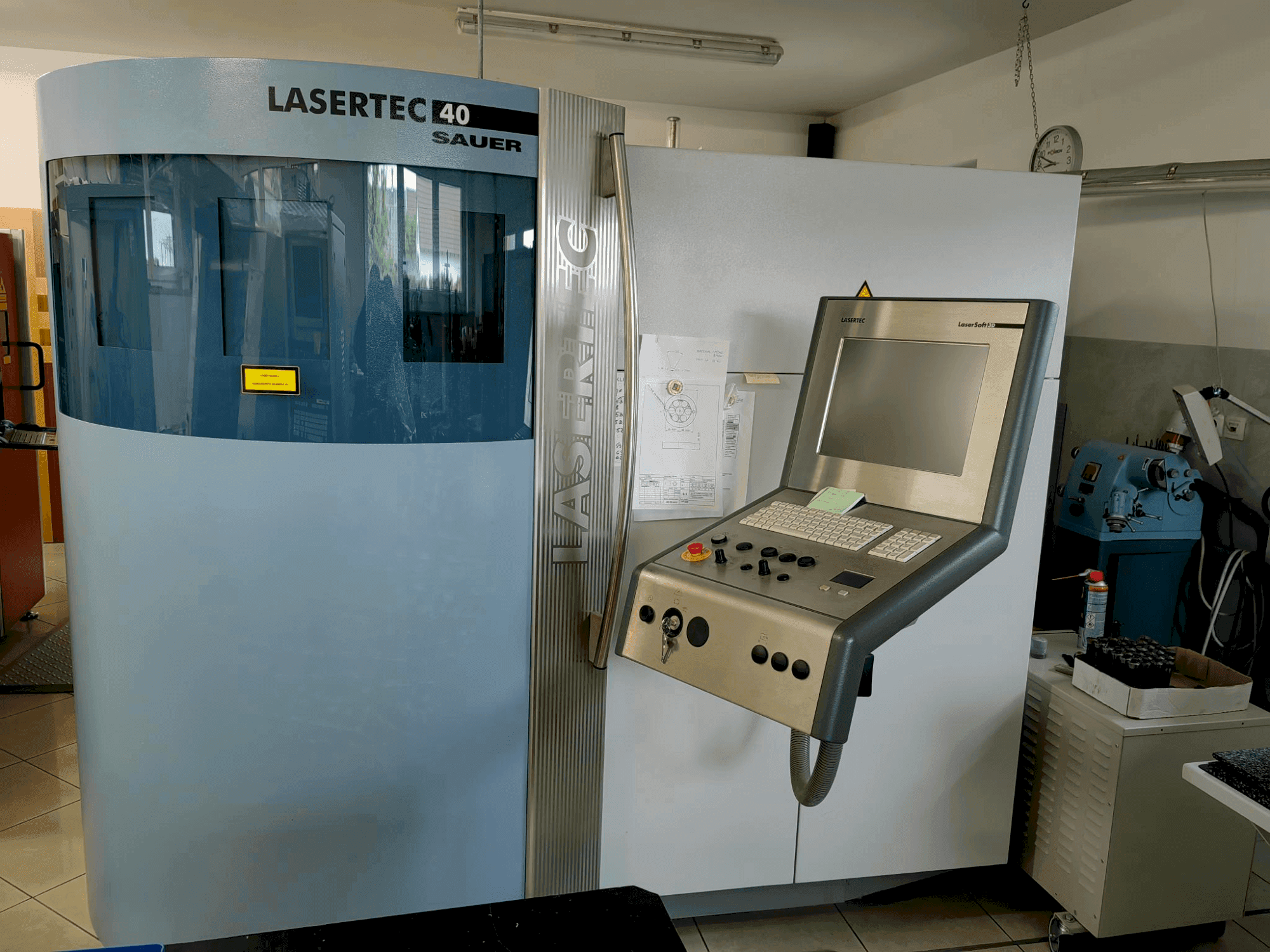 Vista frontal de la máquina DMG SAUER LASERTEC 40 (2008)
