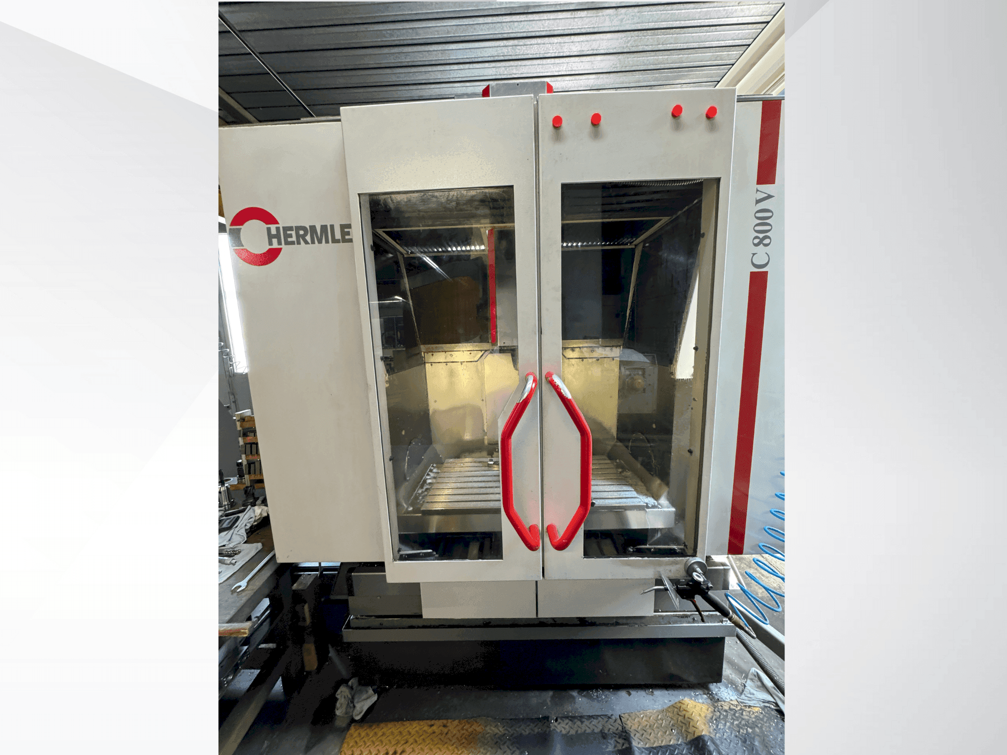 Vista frontal de la máquina HERMLE C 800 V
