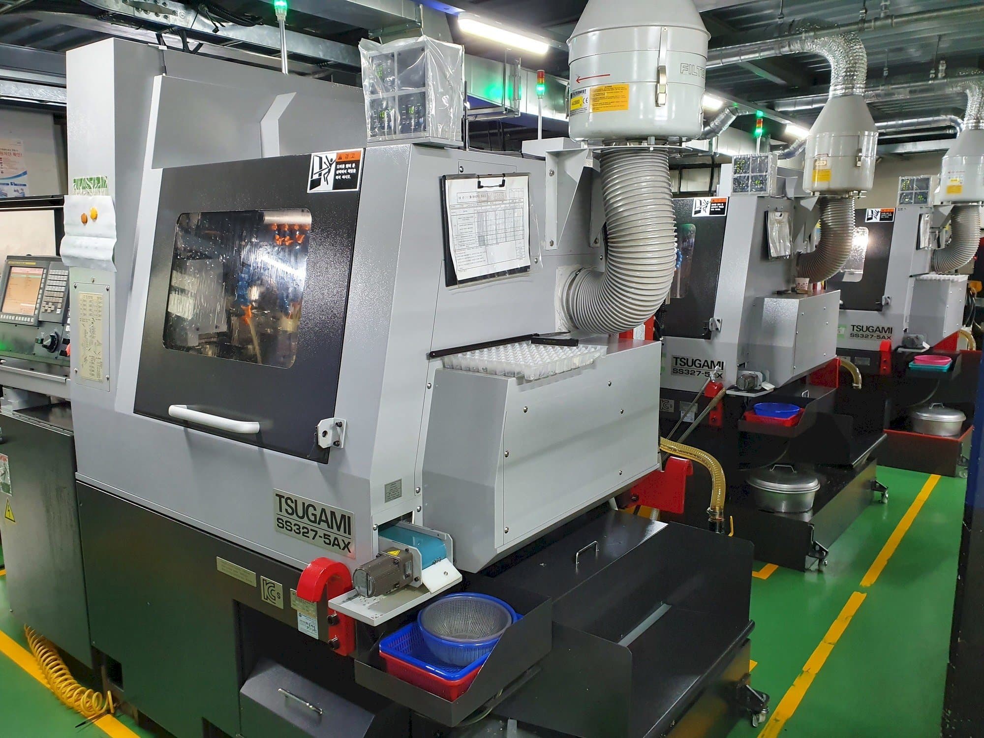 Vista frontal de la máquina TSUGAMI SS327-5AX