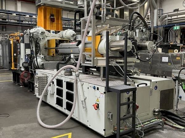 Vista frontal de la máquina Engel DUO 4550/650