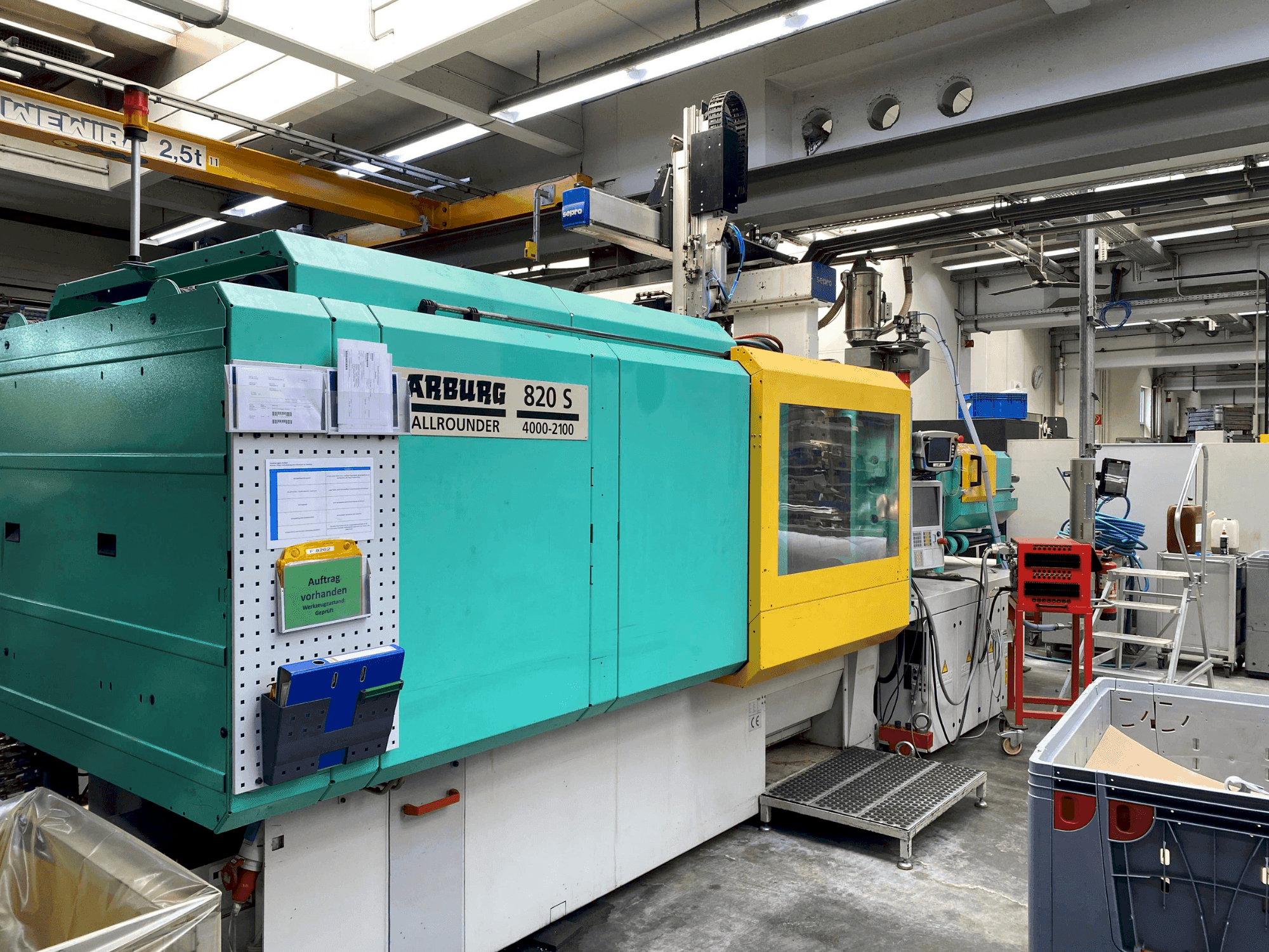 Vista frontal de la máquina Arburg Allrounder 820 S 4000-2100