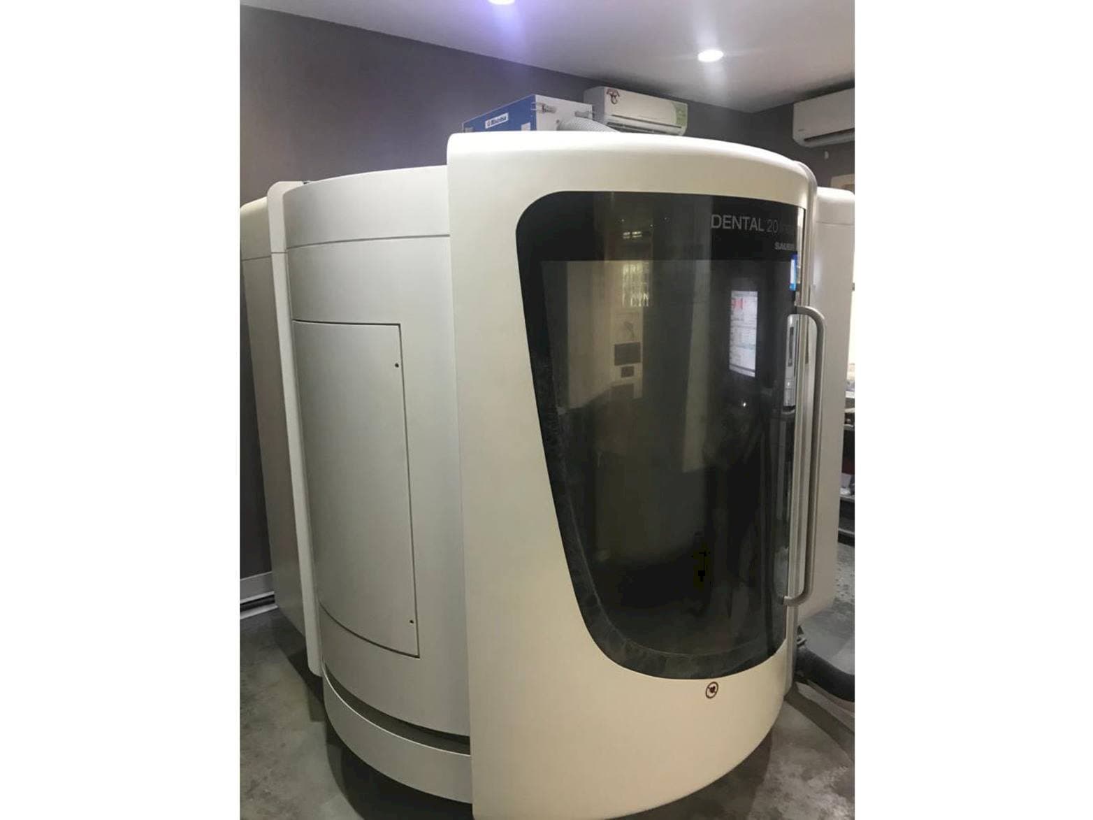 Vista frontal de la máquina DMG Mori Seiki HSC 20 Linear Dental Sauer