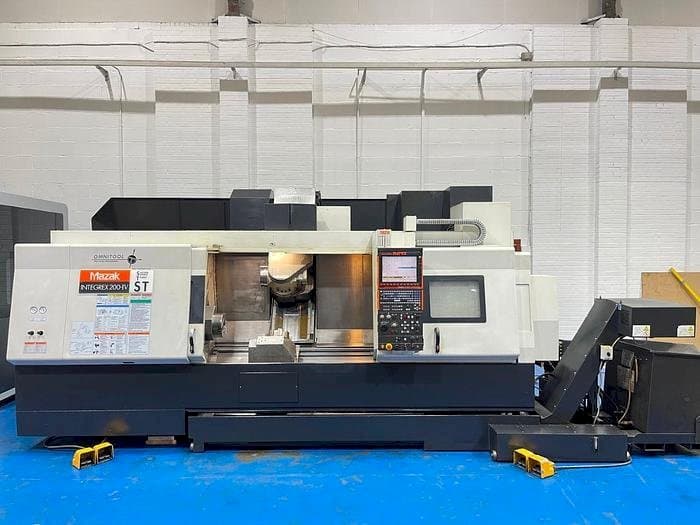 Vista frontal de la máquina Mazak Integrex 200IV ST