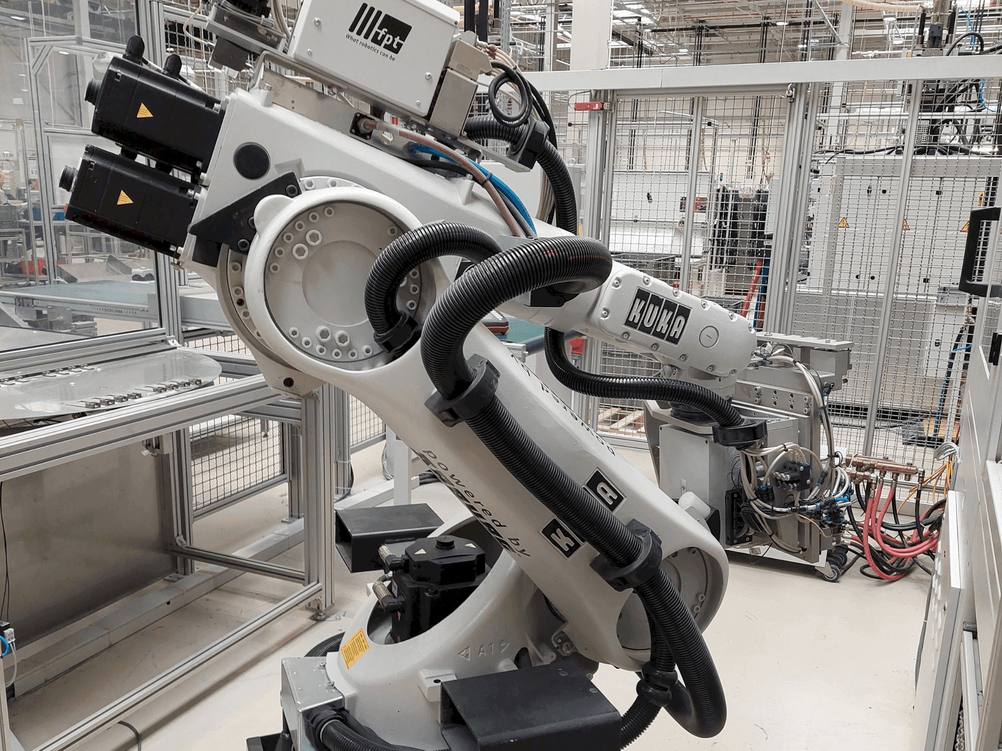 Vista frontal de la máquina KUKA KR 30-3