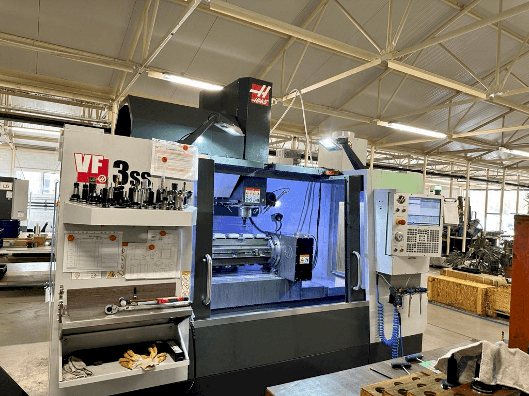 Vista frontal de la máquina HAAS VF-3SS