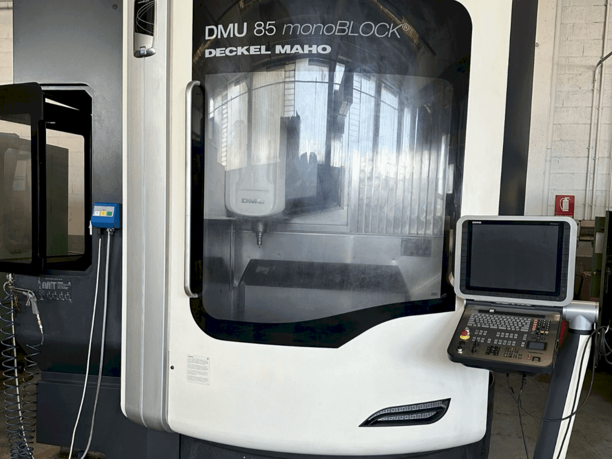 Vista frontal de la máquina DMG DECKEL MAHO DMU 85 Monoblock