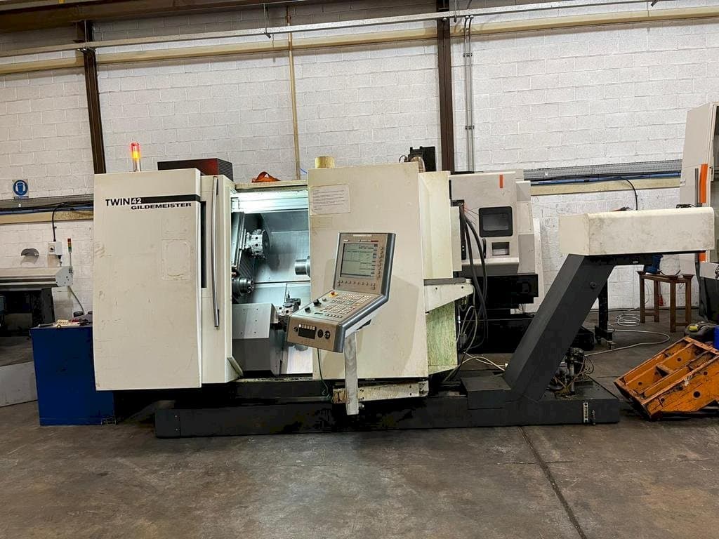 Vista frontal de la máquina DMG GILDEMEISTER TWIN 42 Rg1