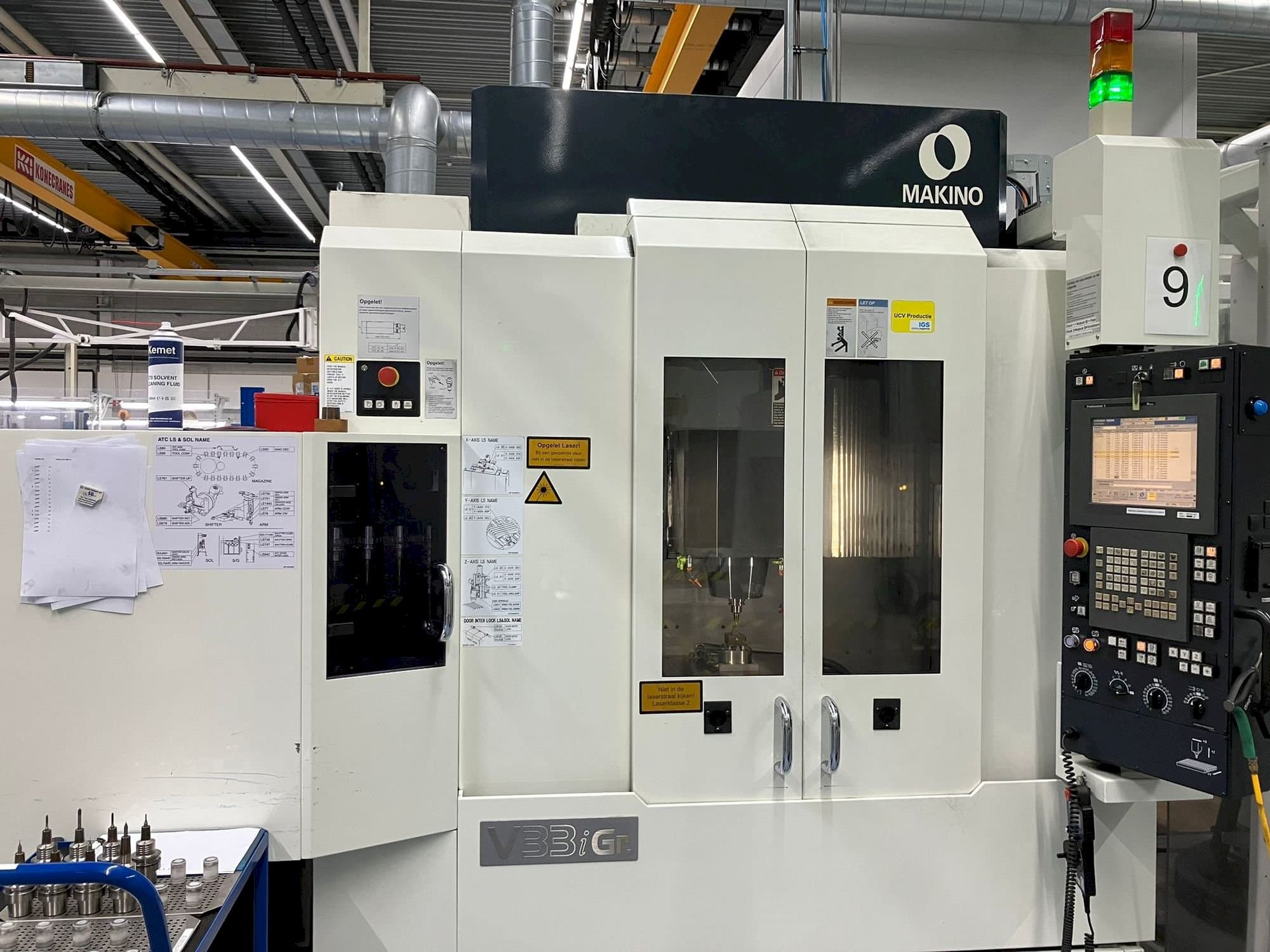 Vista frontal de la máquina Makino V33i Graphite