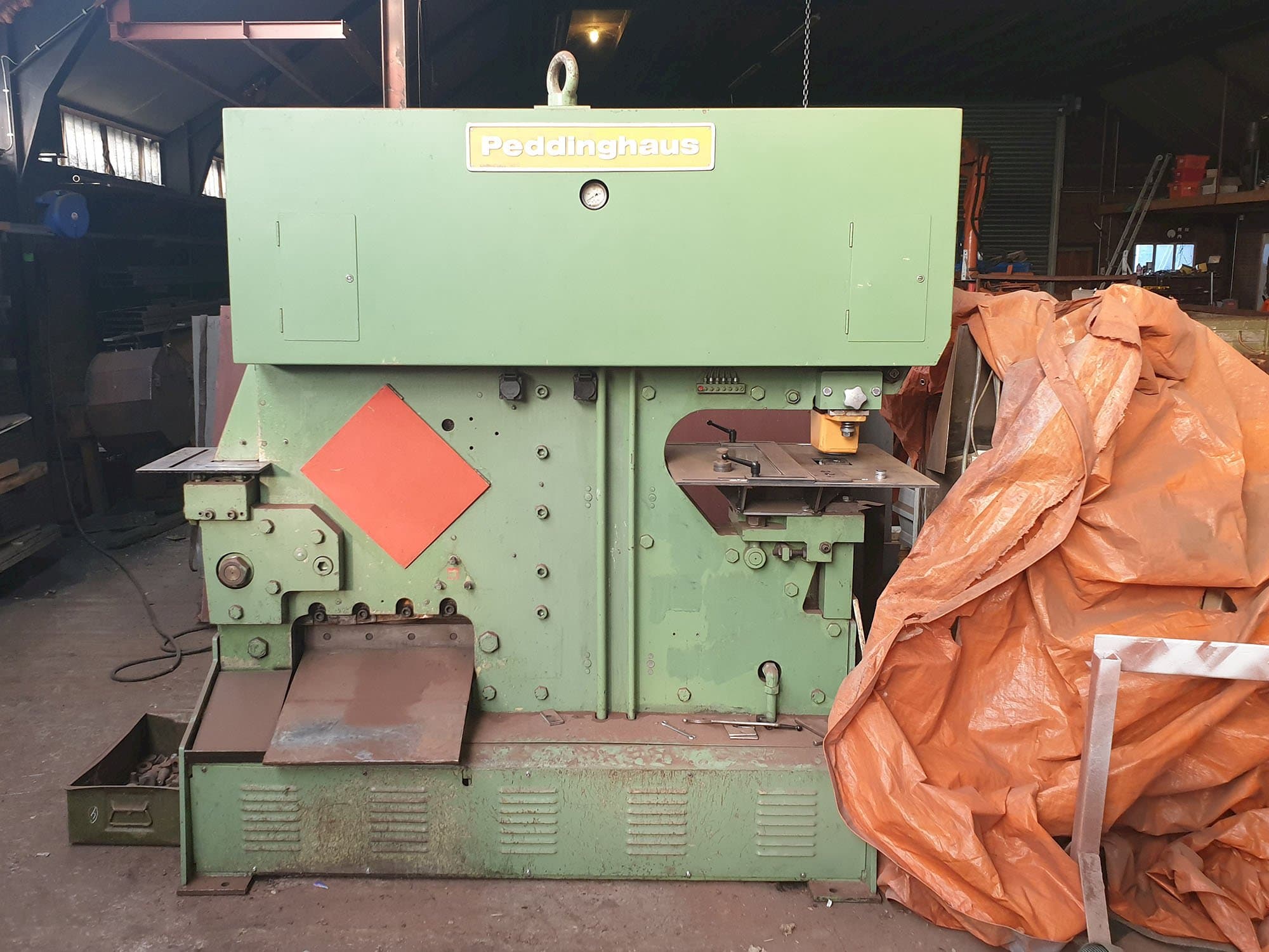 Vista frontal de la máquina Peddinghaus Peddimaster 110/170