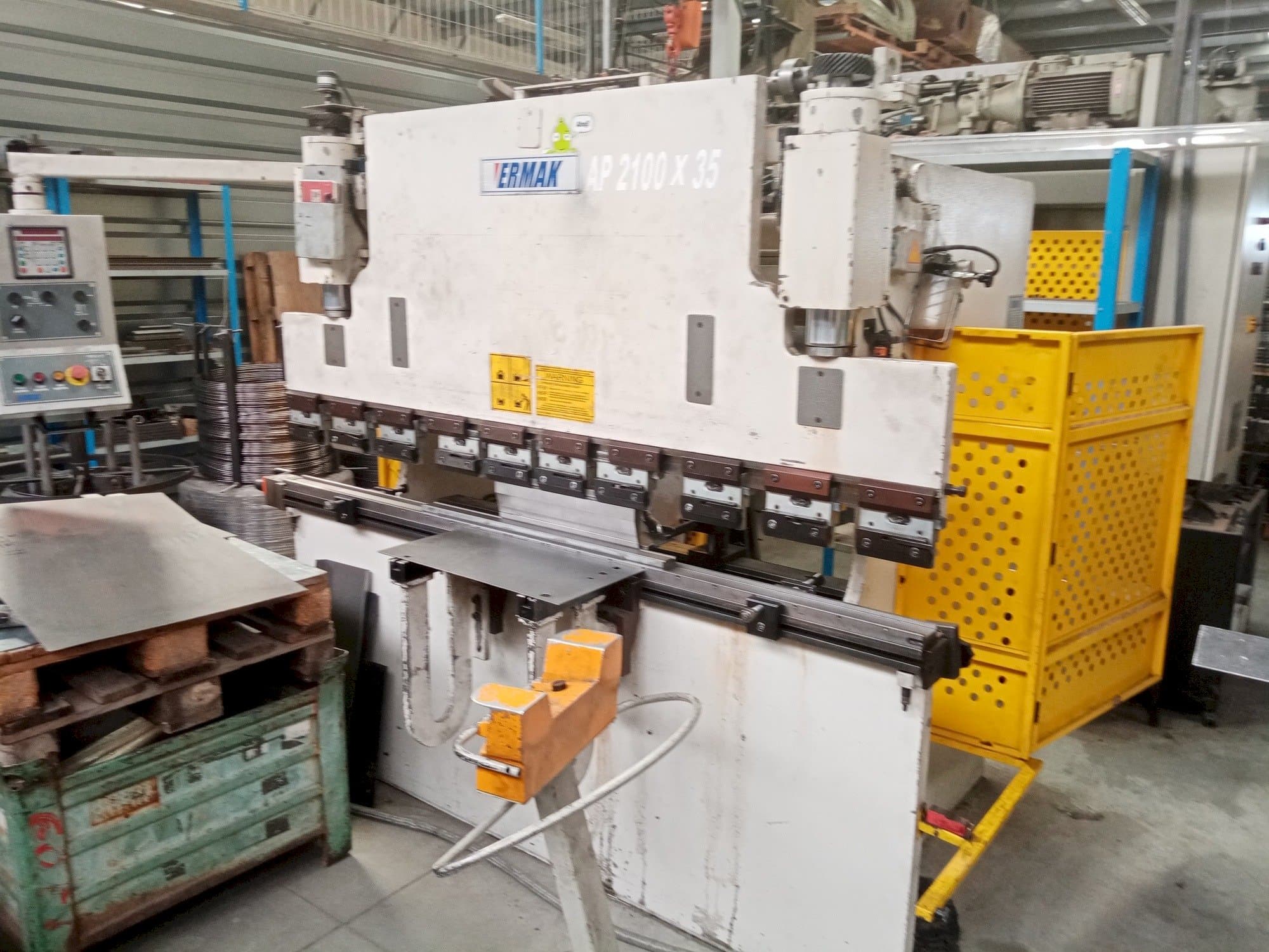 Vista frontal de la máquina ERMAKSAN AP 2100-35