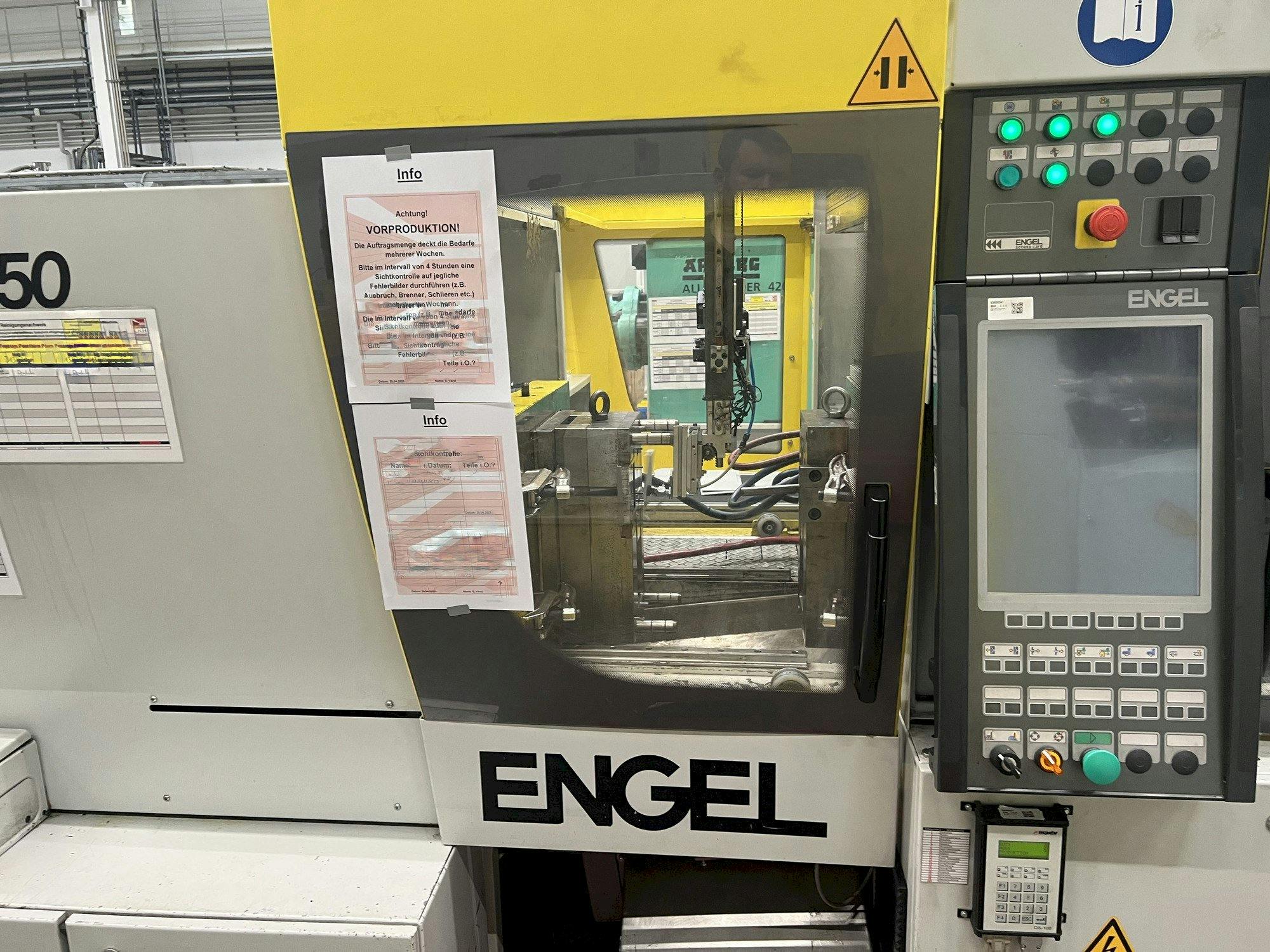 Vista frontal de la máquina Engel Victory 200/50