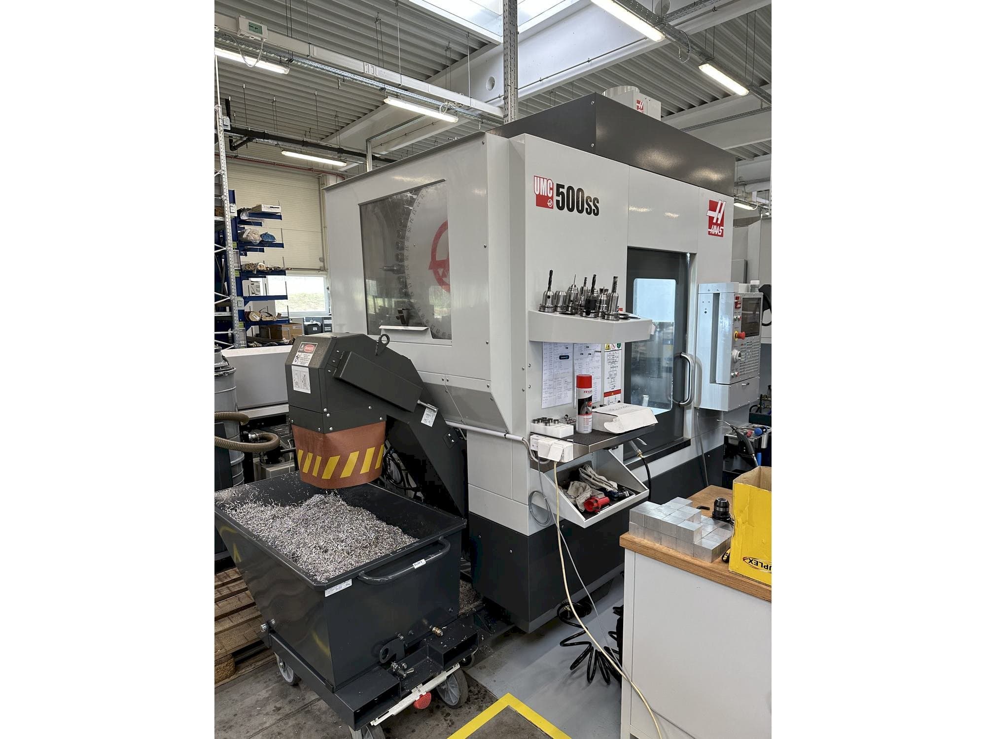 Vista frontal de la máquina HAAS UMC-500SS