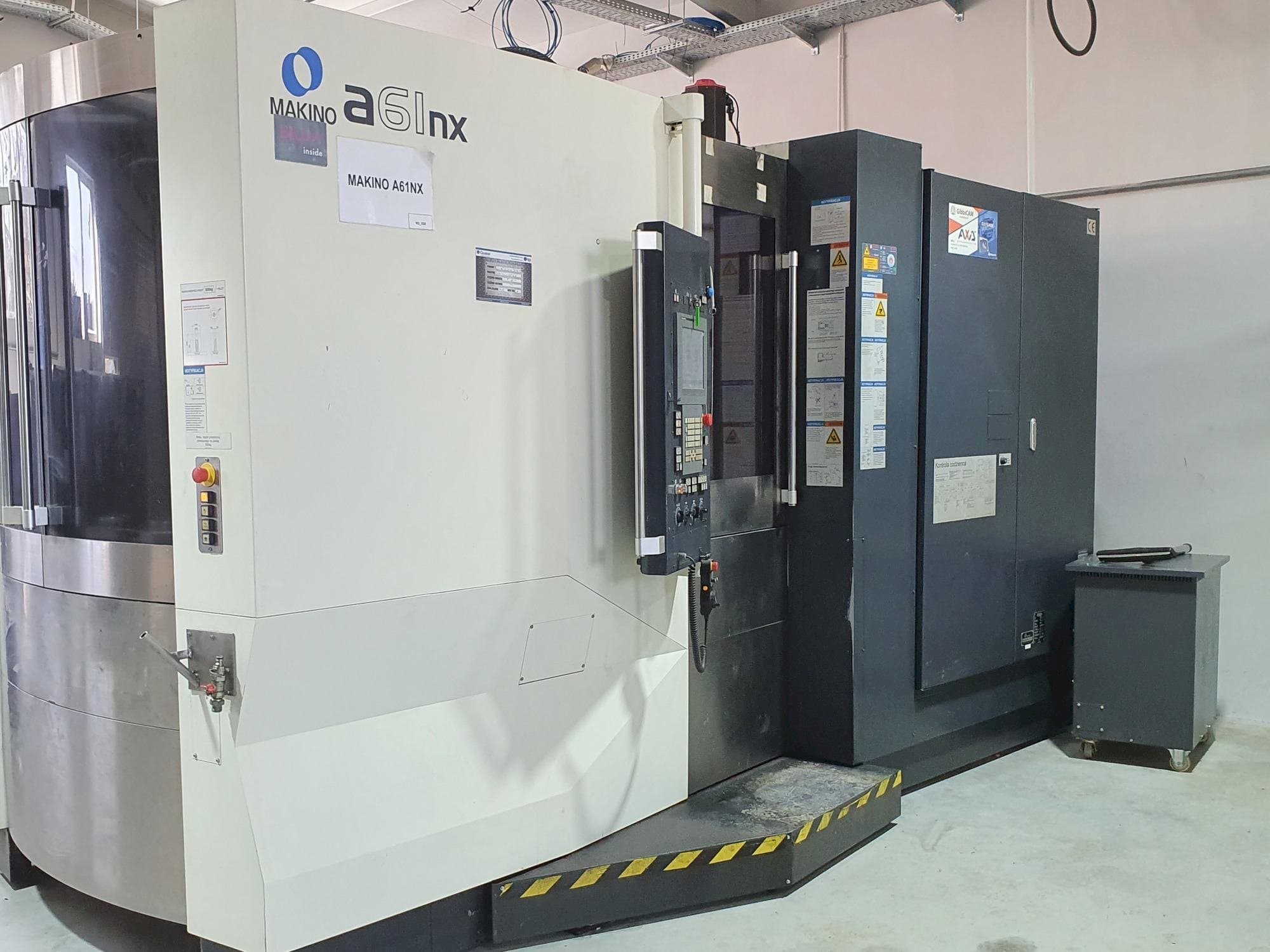 Vista frontal de la máquina Makino a61nx