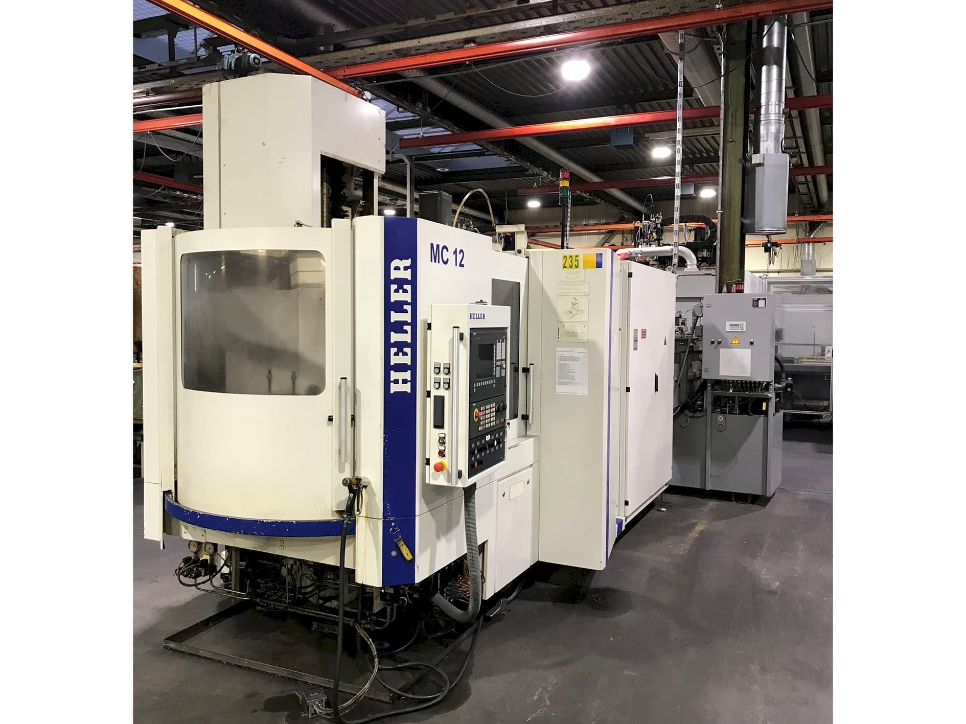 Vista frontal de la máquina HELLER MC 12