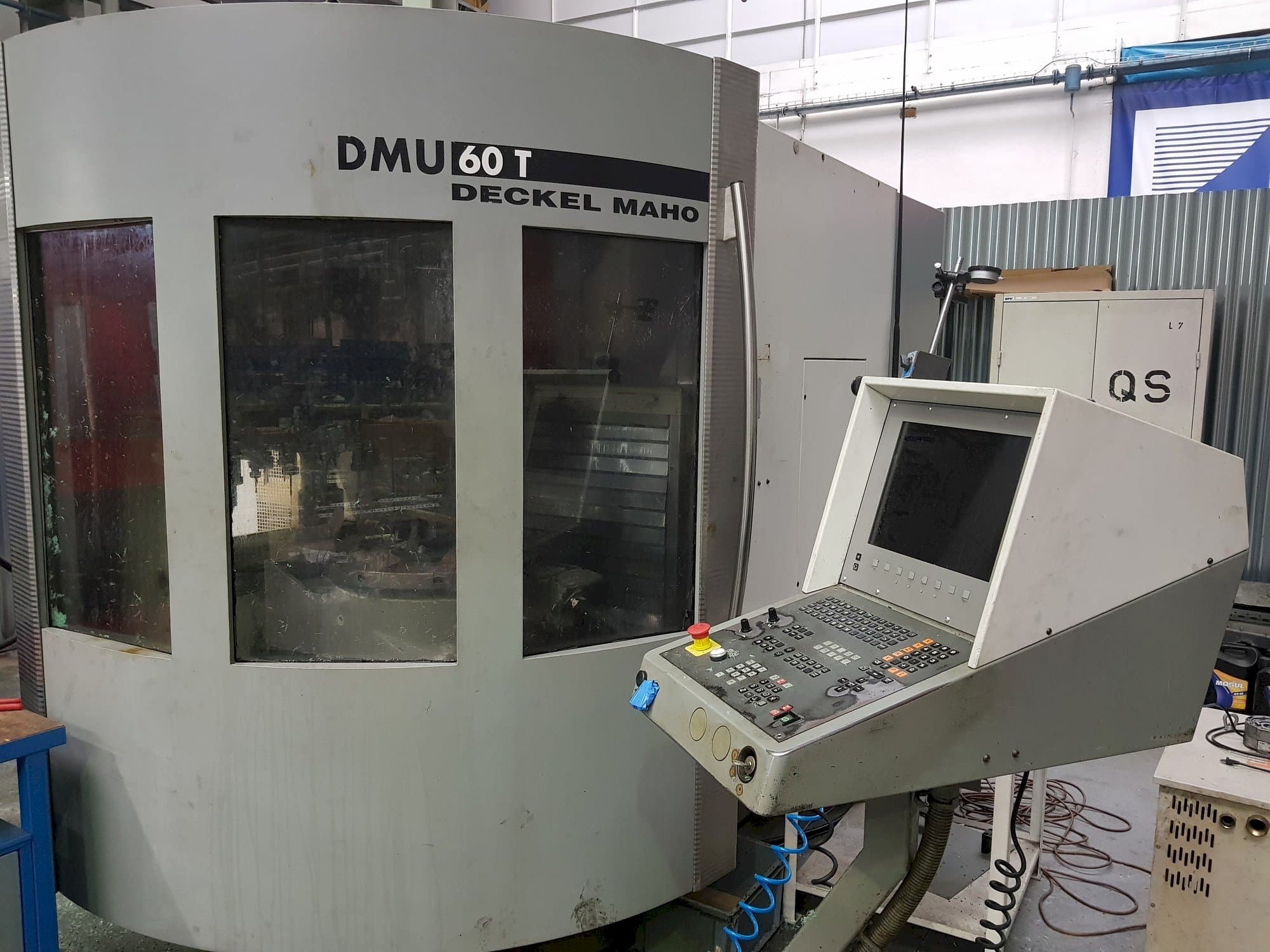Vista frontal de la máquina DECKEL MAHO DMU 60T