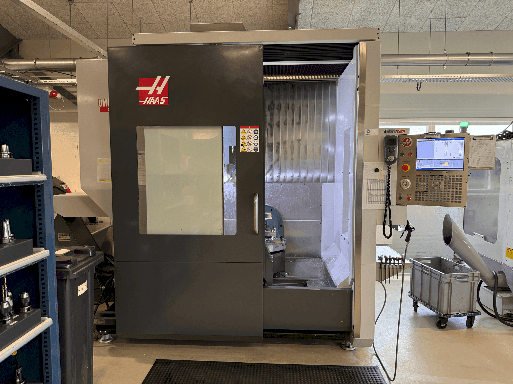 Vista frontal de la máquina HAAS UMC-750