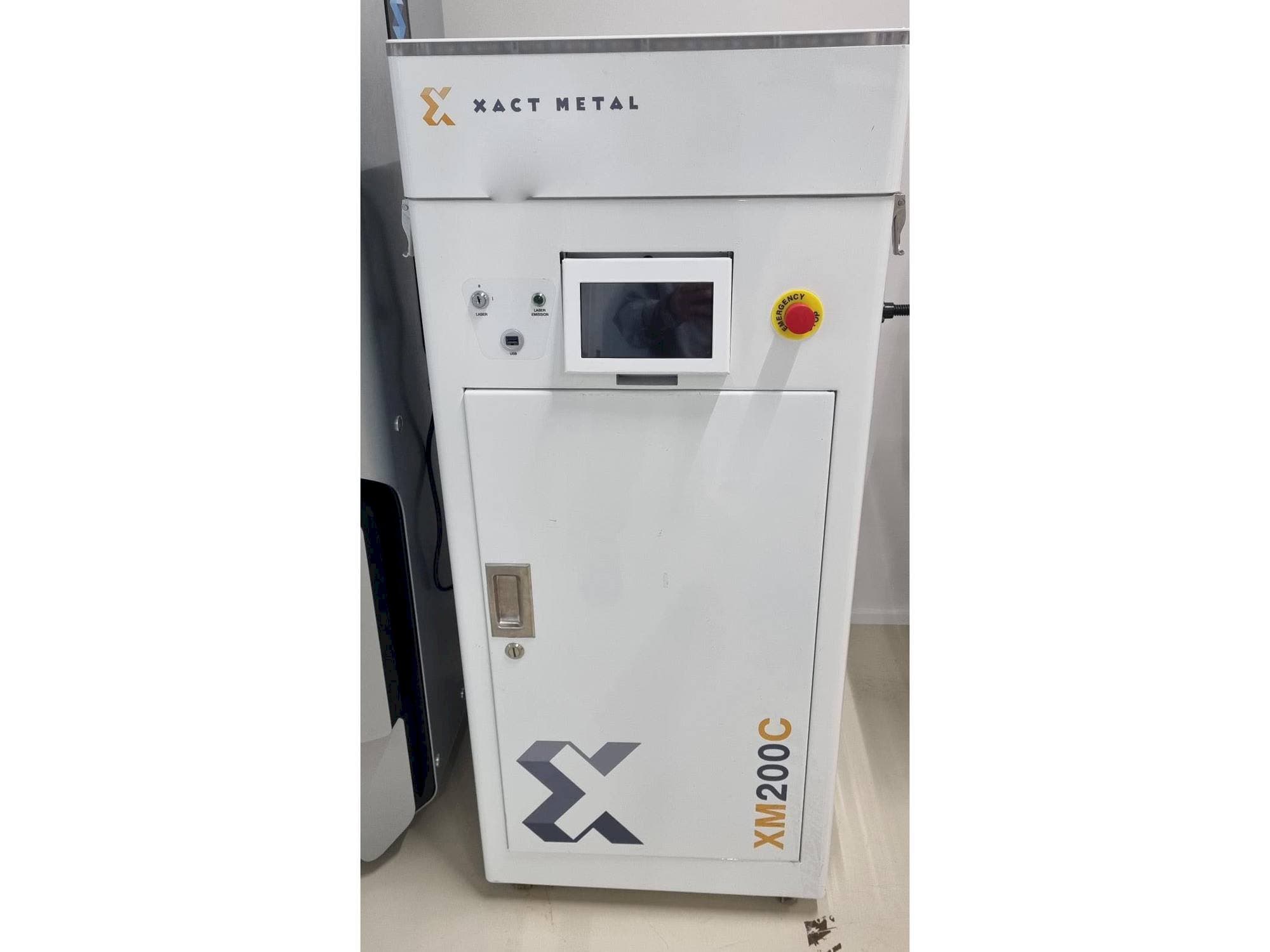Vista frontal de la máquina XACT METAL XM200C-E