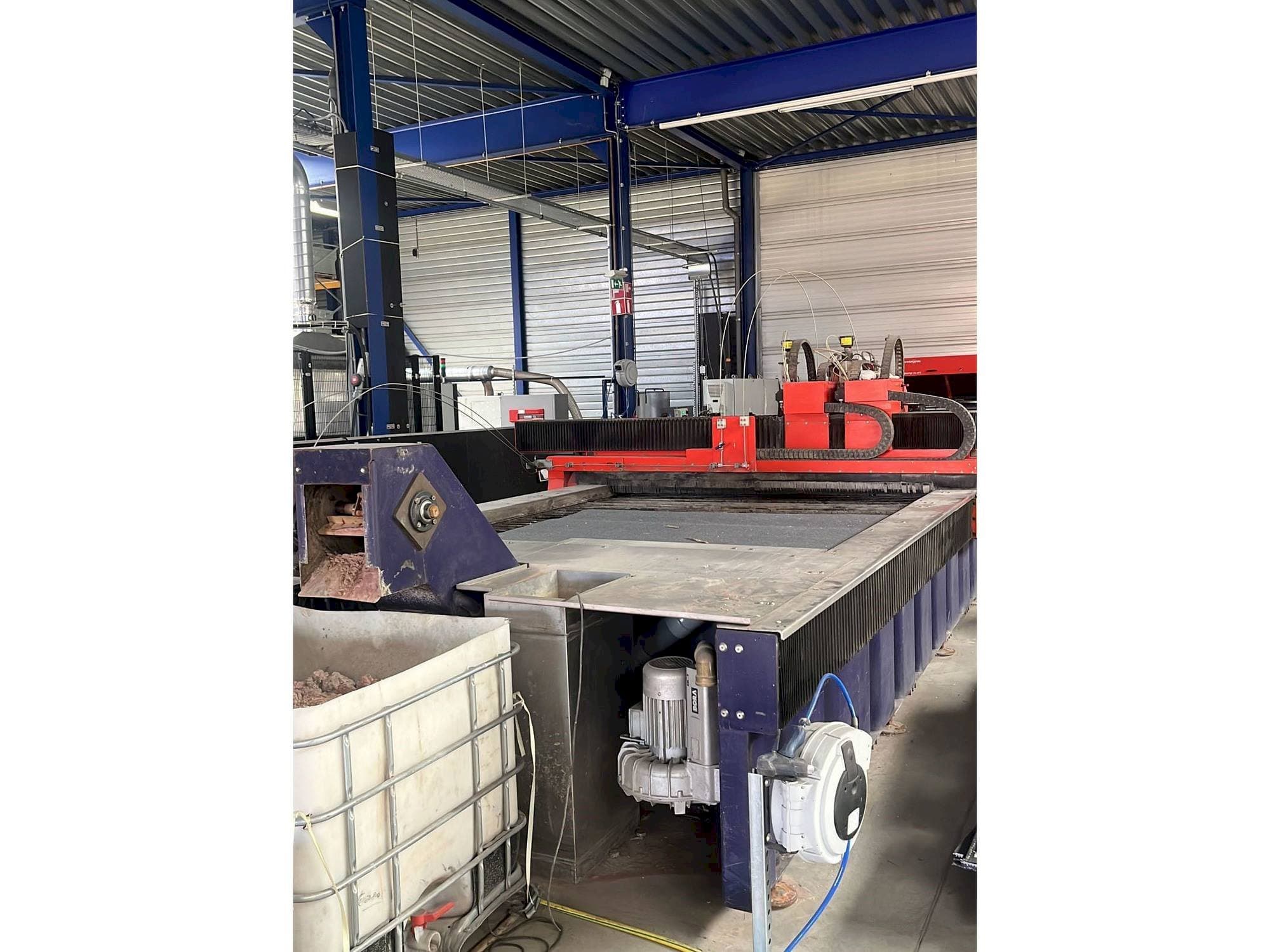 Vista frontal de la máquina Bystronic ByJet 4020