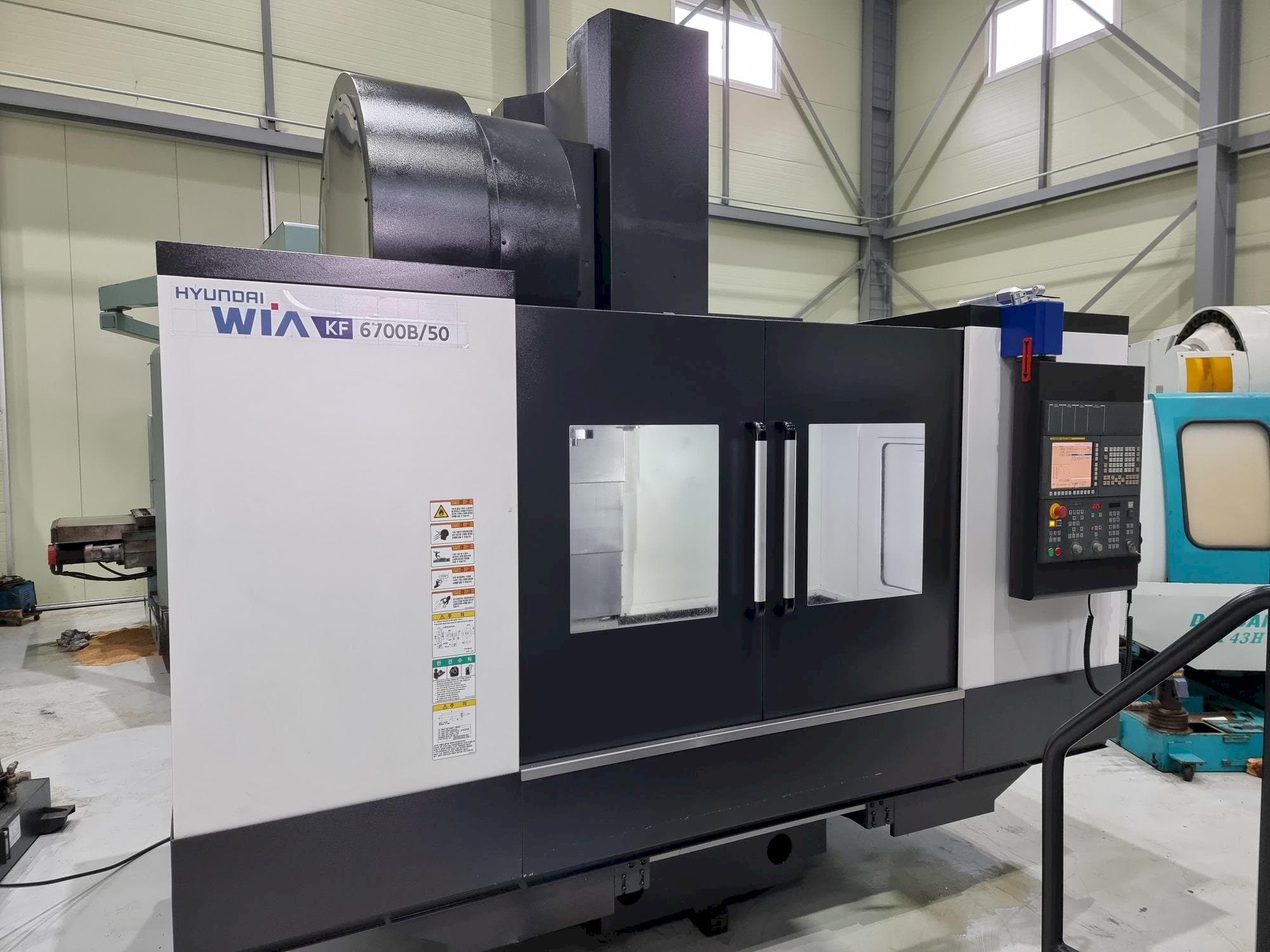 Vista frontal de la máquina Hyundai Wia KF 6700B/50