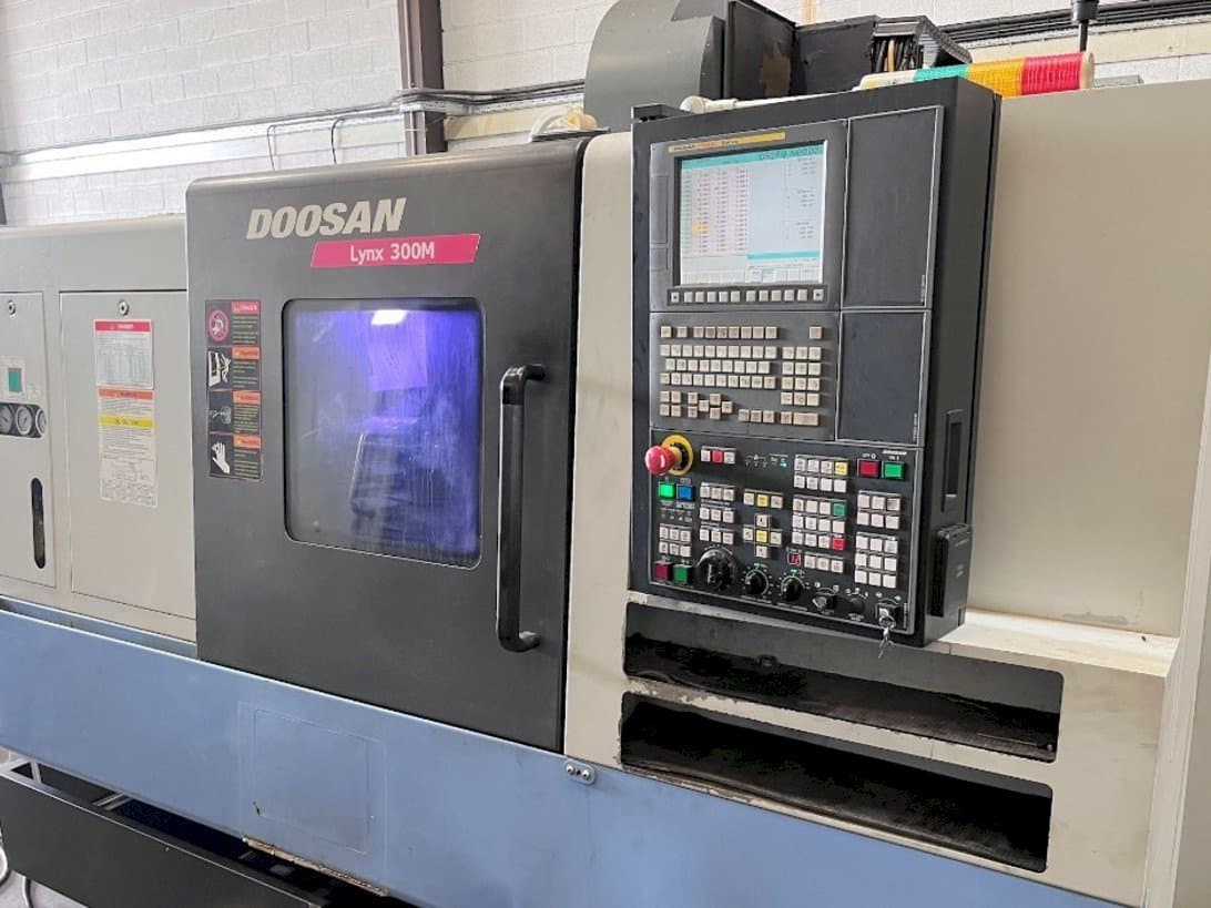 Vista frontal de la máquina Doosan Lynx 300M