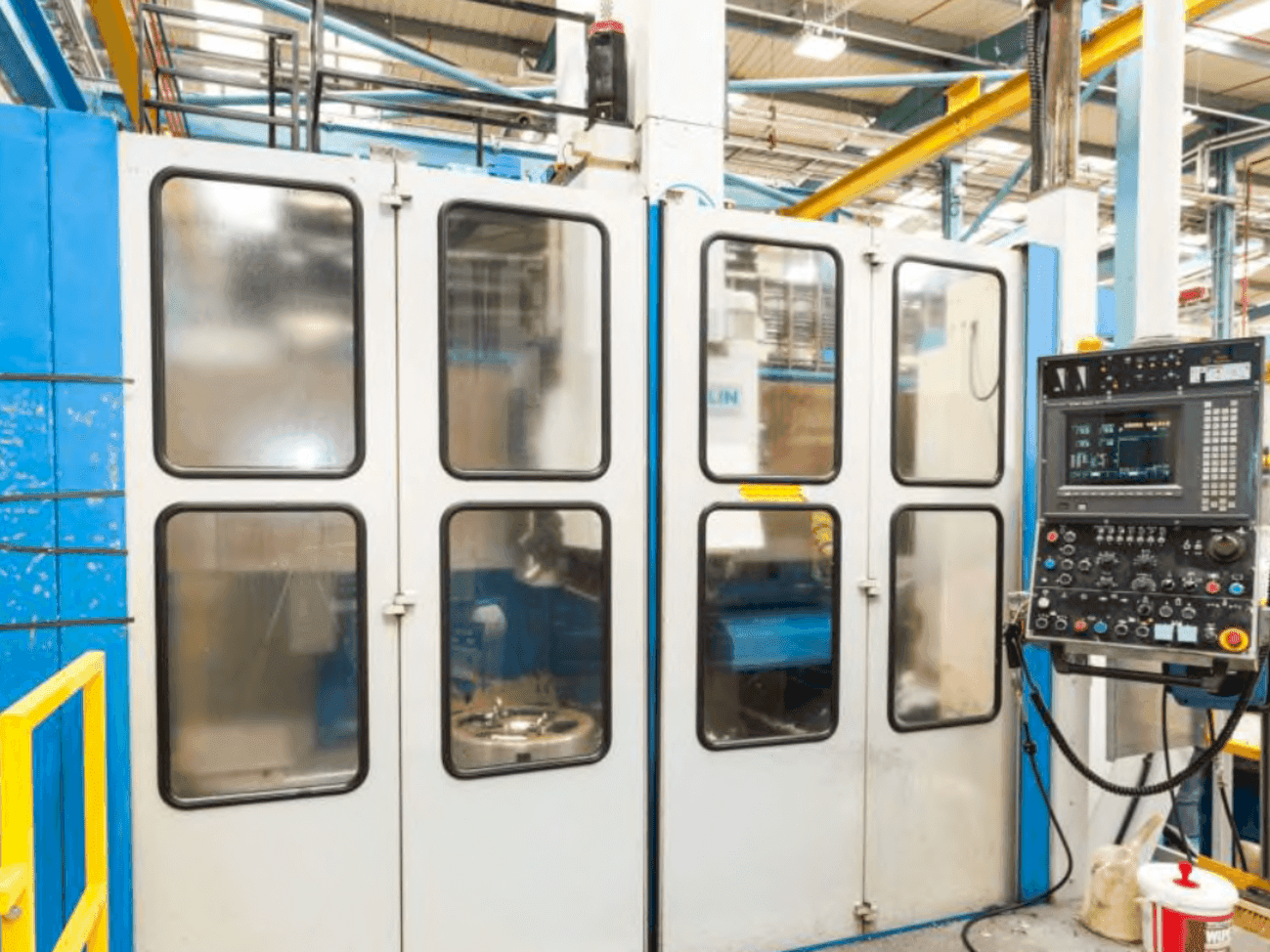 Vista frontal de la máquina TOS SKIQ 20 CNC