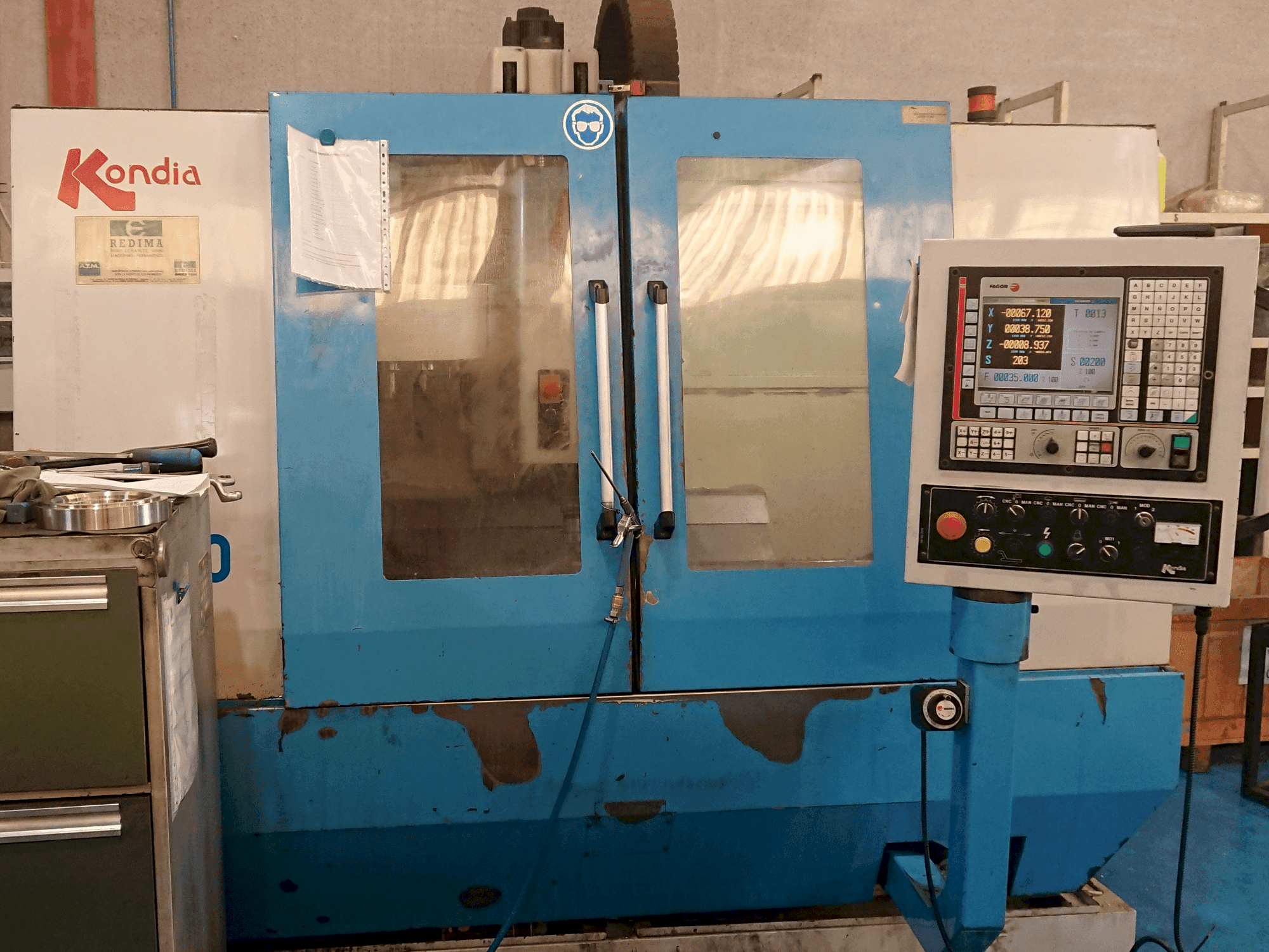 Vista frontal de la máquina KONDIA B-1050