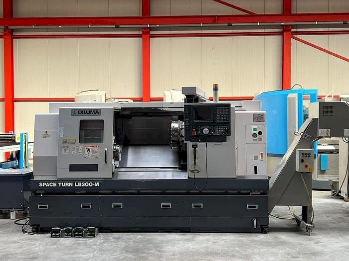 Vista frontal de la máquina Okuma LB 300M
