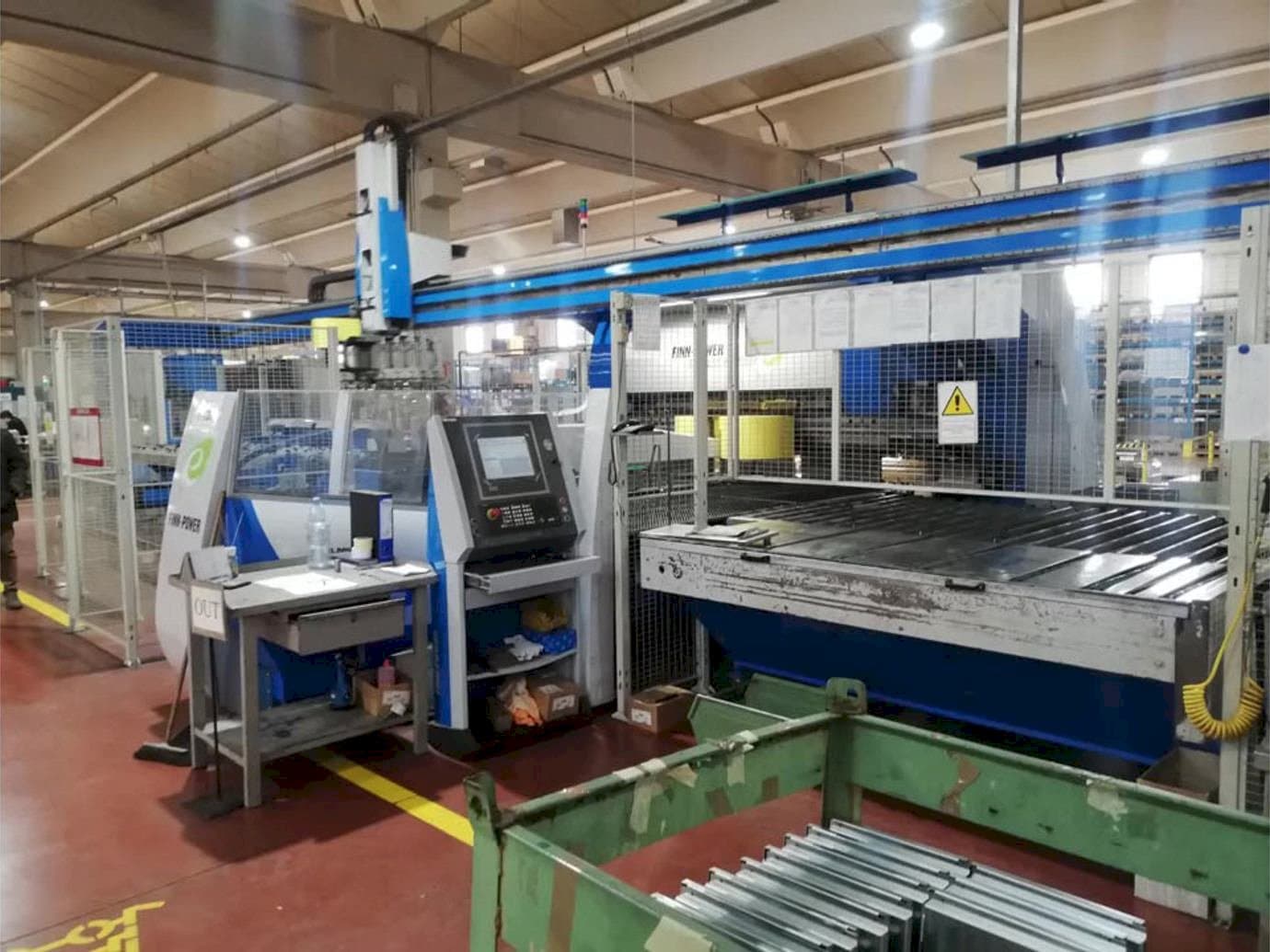 Vista frontal de la máquina Finn-Power EBE5