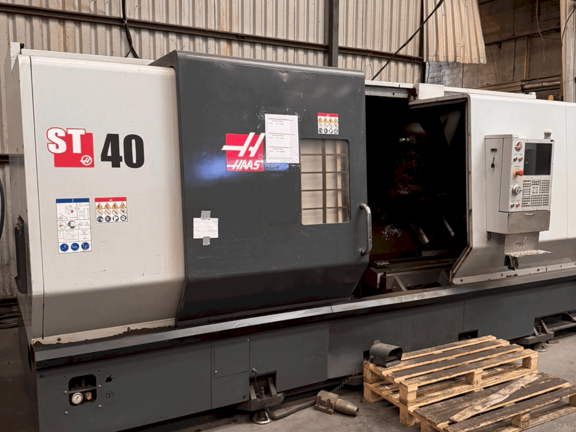 Vista frontal de la máquina HAAS ST-40