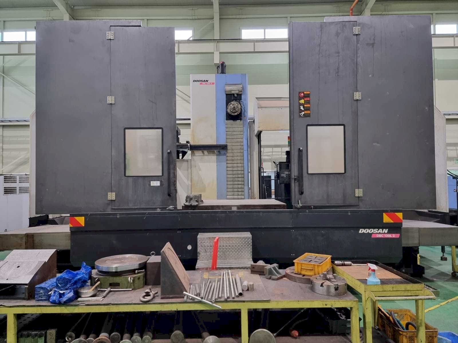 Vista frontal de la máquina Doosan DBC 130L II