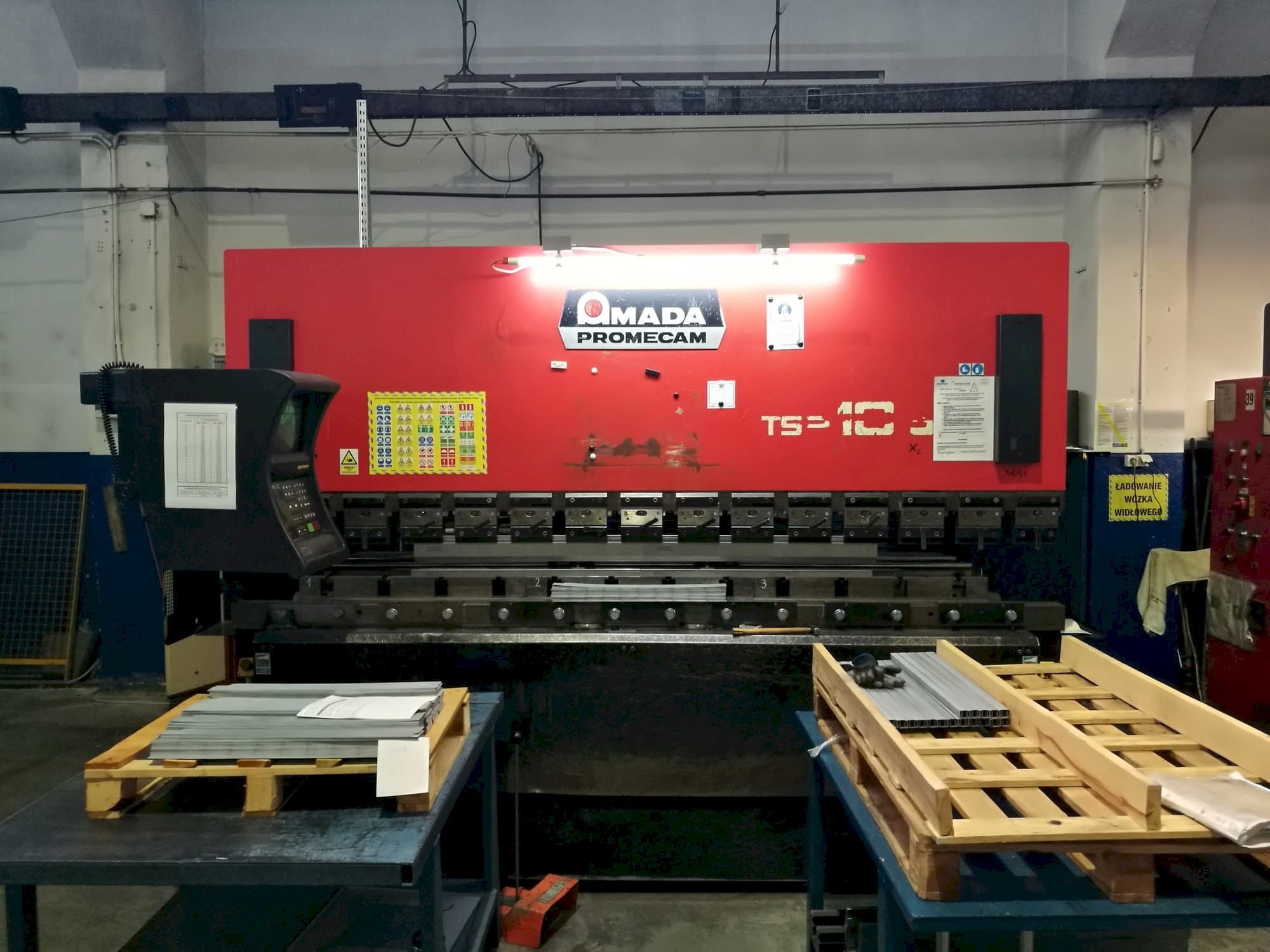 Vista frontal de la máquina AMADA ITS2